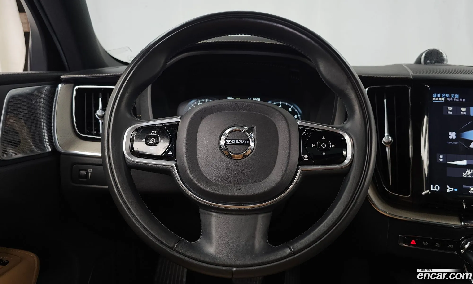 Volvo XC60 2017 YV1UZA22CJ1018958 — 15