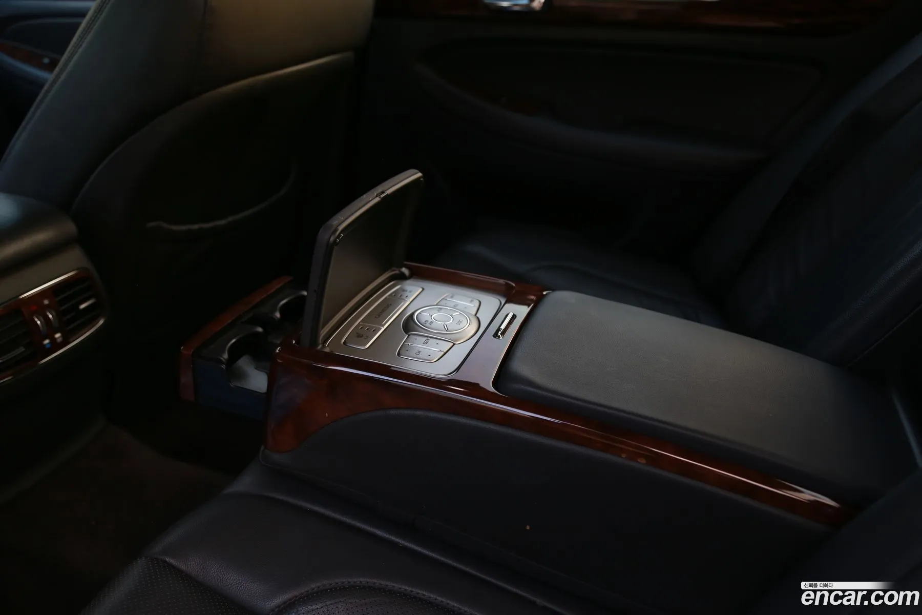 Hyundai Genesis 2010 — 12