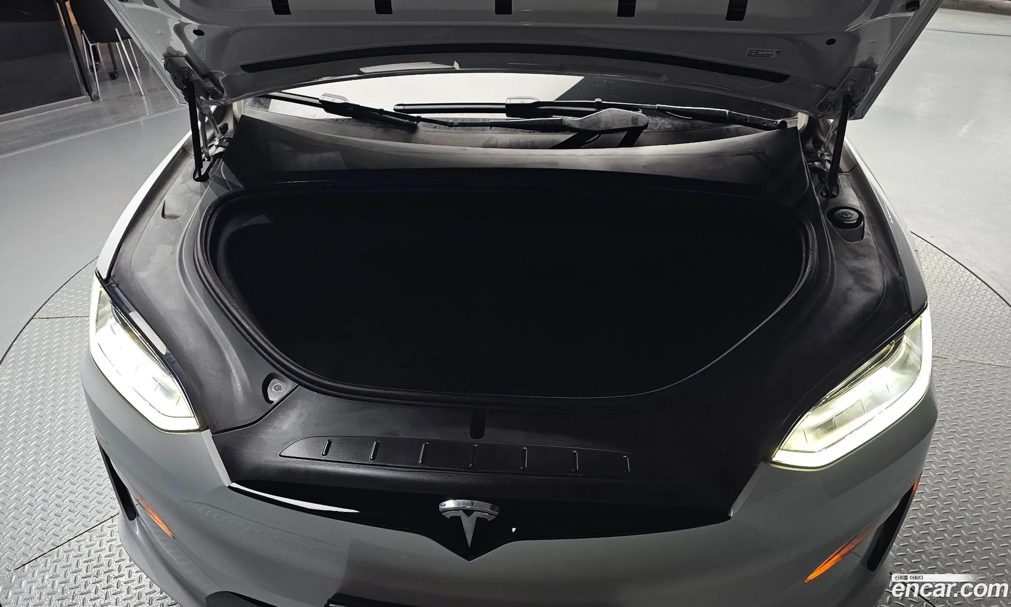 Tesla Model X 2023 — 19