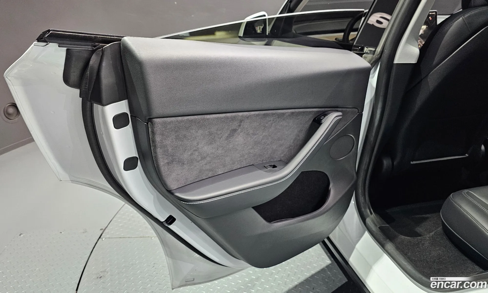 Tesla Model Y 2023 — 25