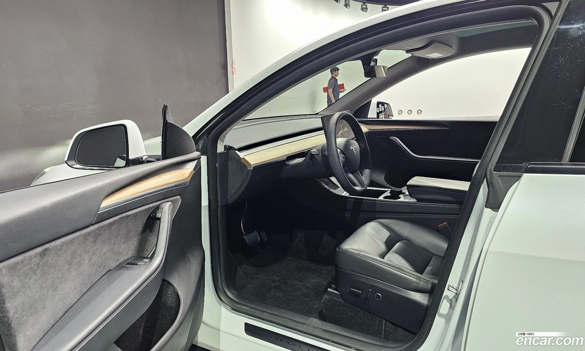 Tesla Model Y 2023 — 19