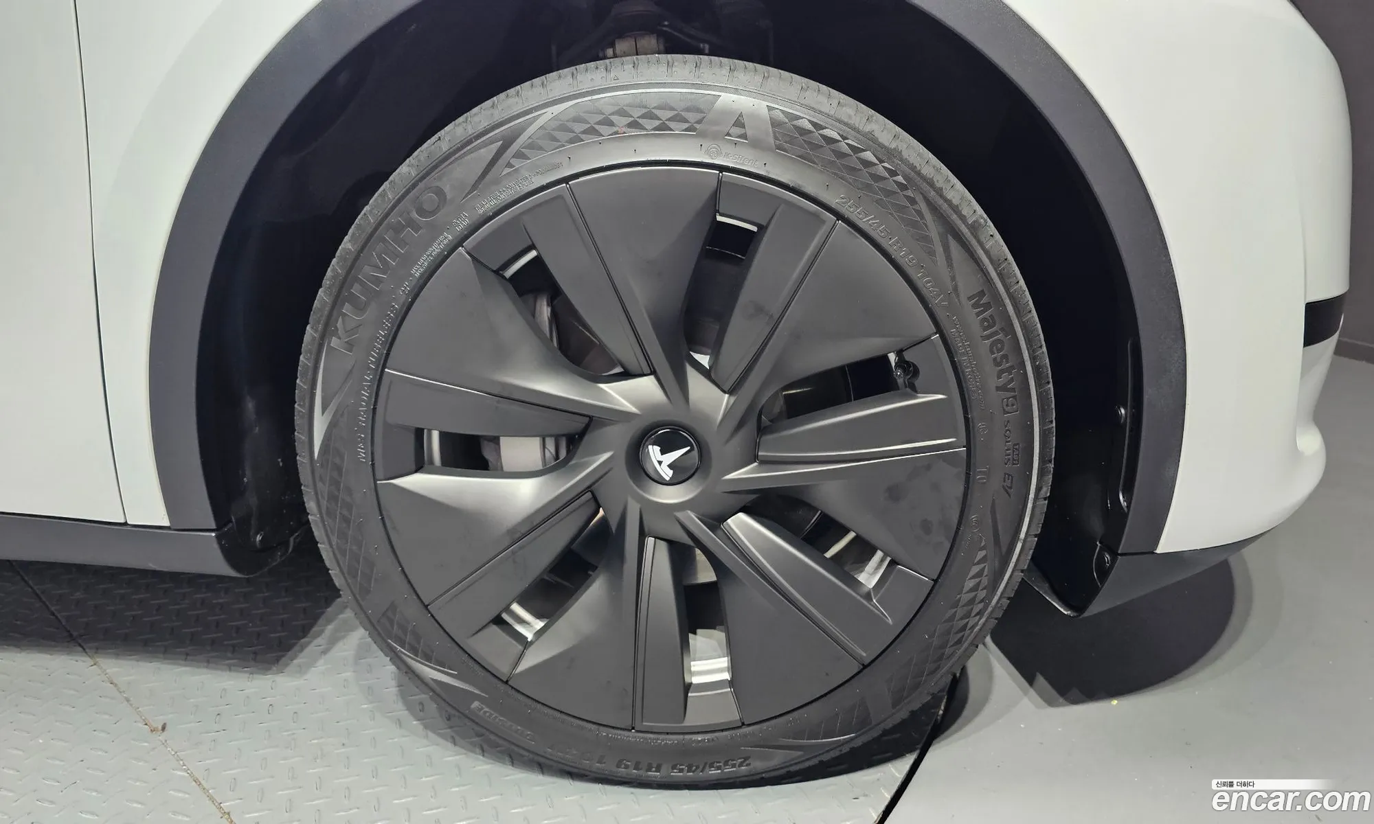 Tesla Model Y 2023 — 16