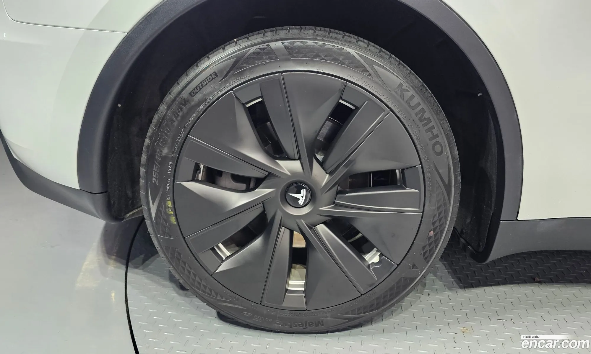 Tesla Model Y 2023 — 24