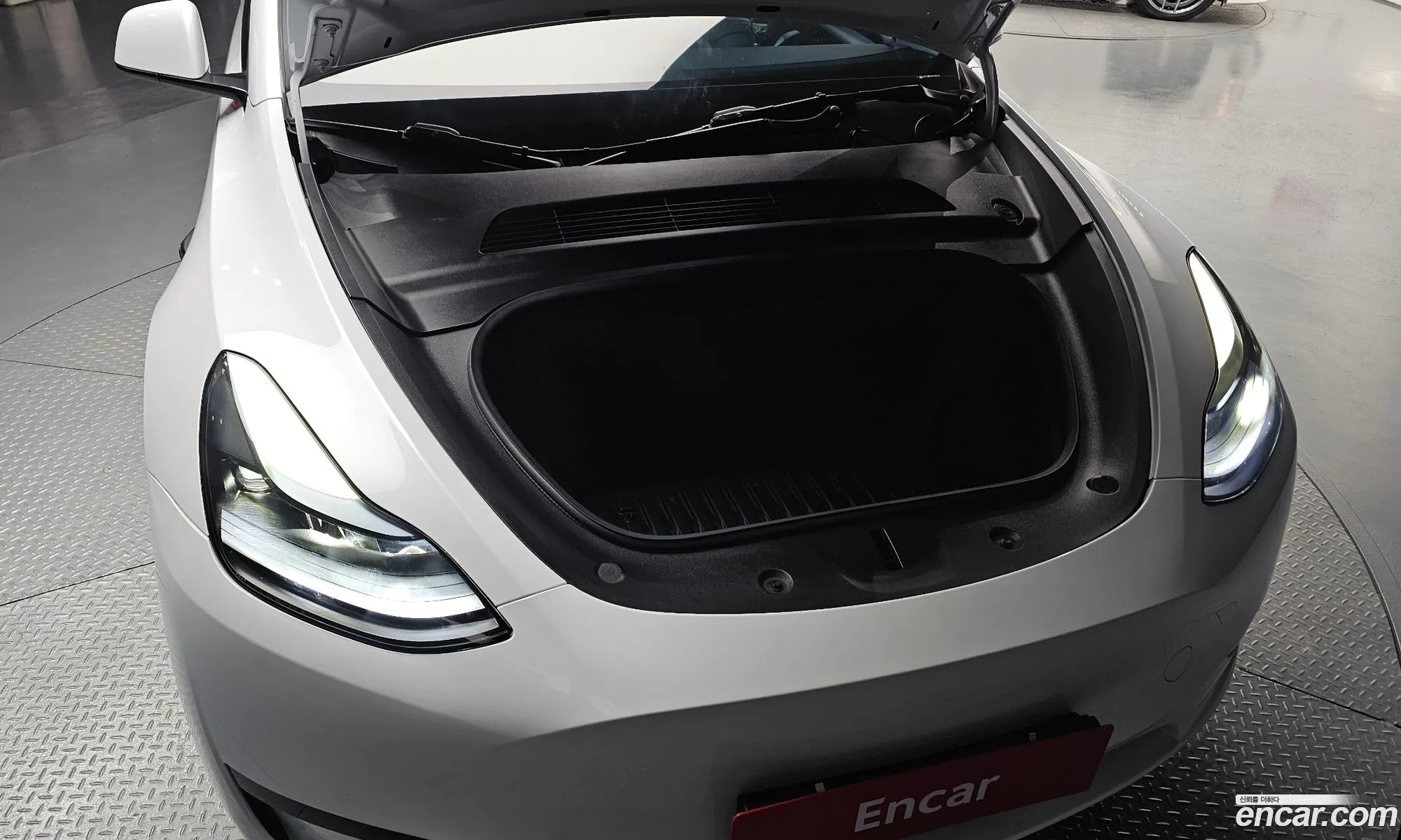 Tesla Model Y 2024 — 24