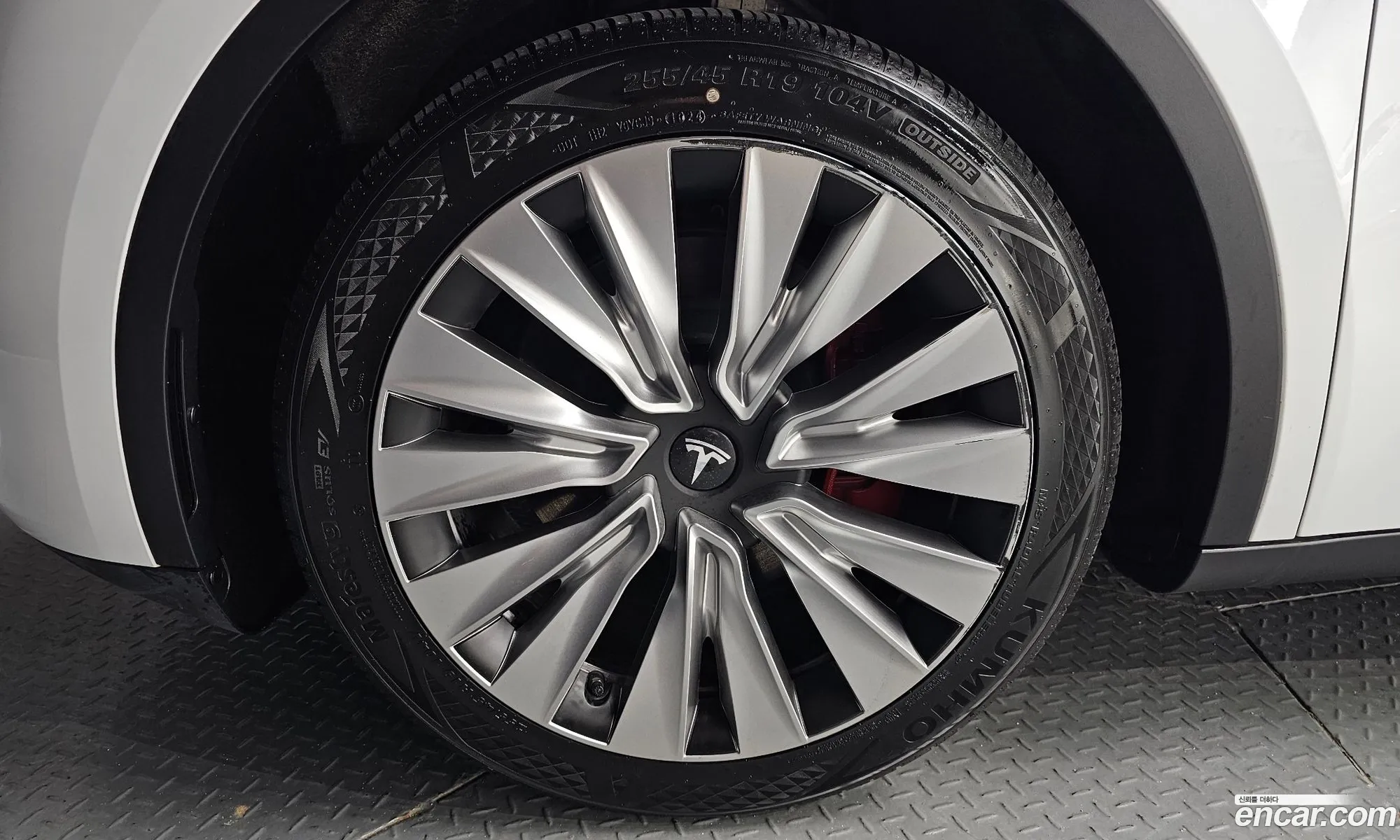 Tesla Model Y 2024 — 17