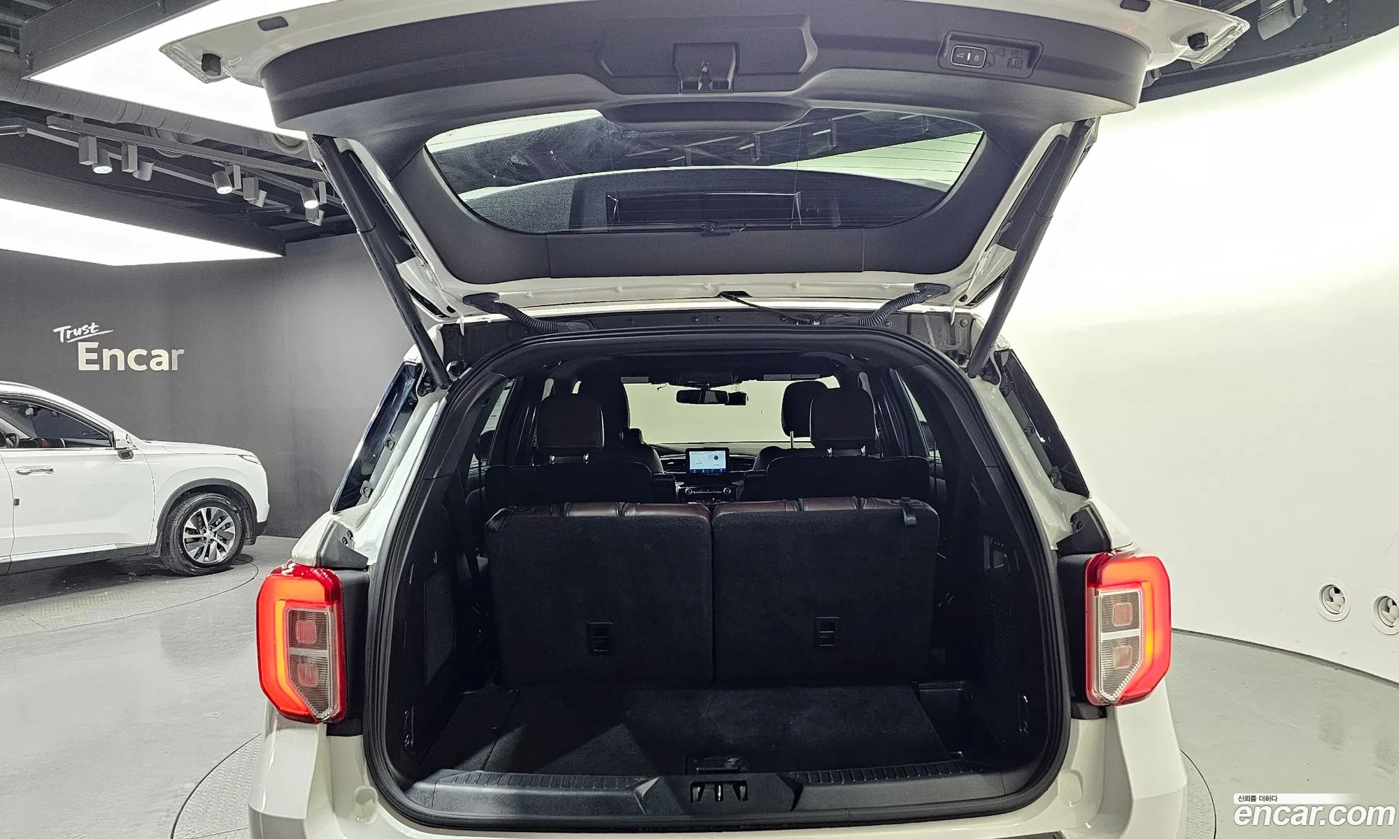 Ford Explorer 6th Gen 2022 1FM5K8HC111111111 — 12