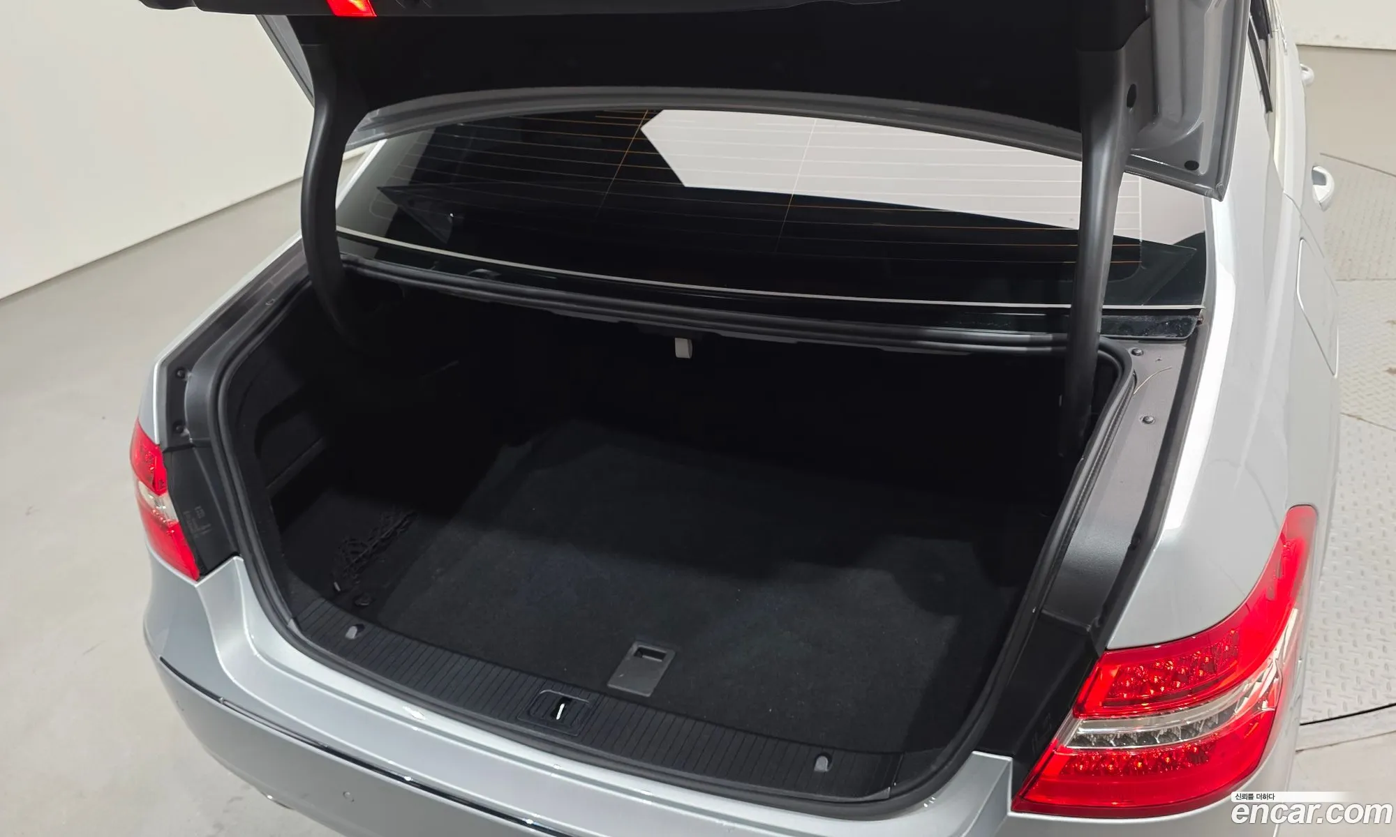 Mercedes-Benz E-Class W212 2010 WDDHF4JB6AA233696 — 4