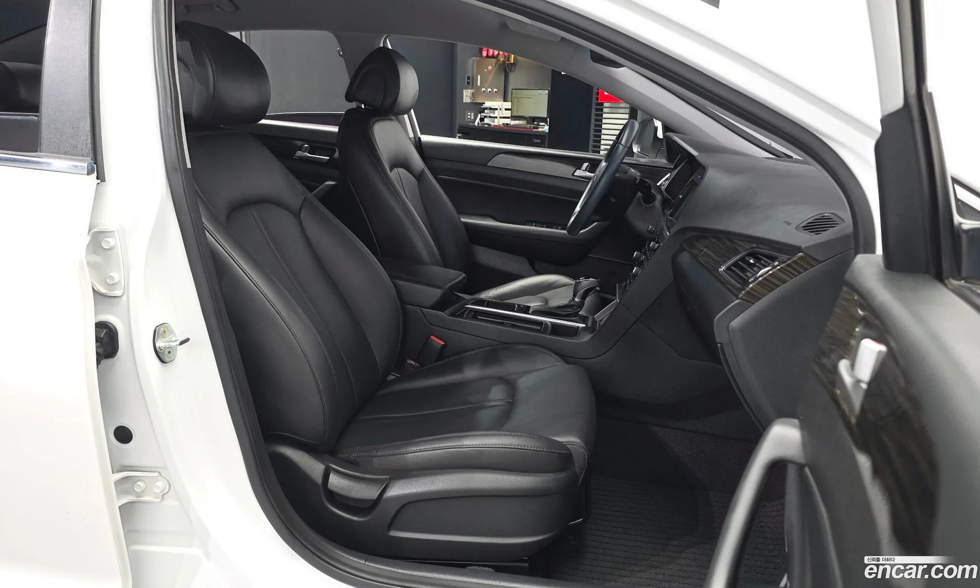 Hyundai LF Sonata 2016 — 22