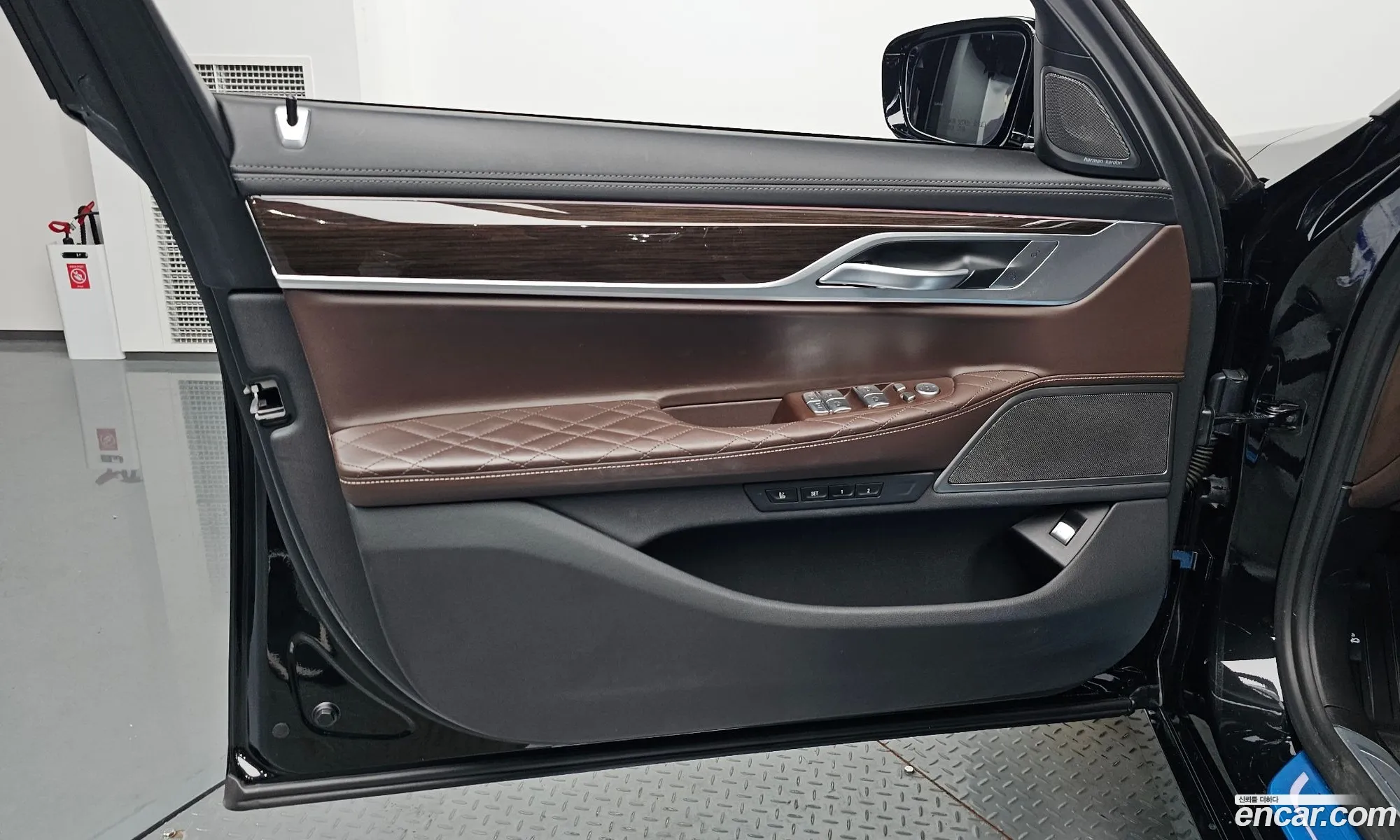 BMW 7 Series 2020 WBA7R2106MCF79871 — 32