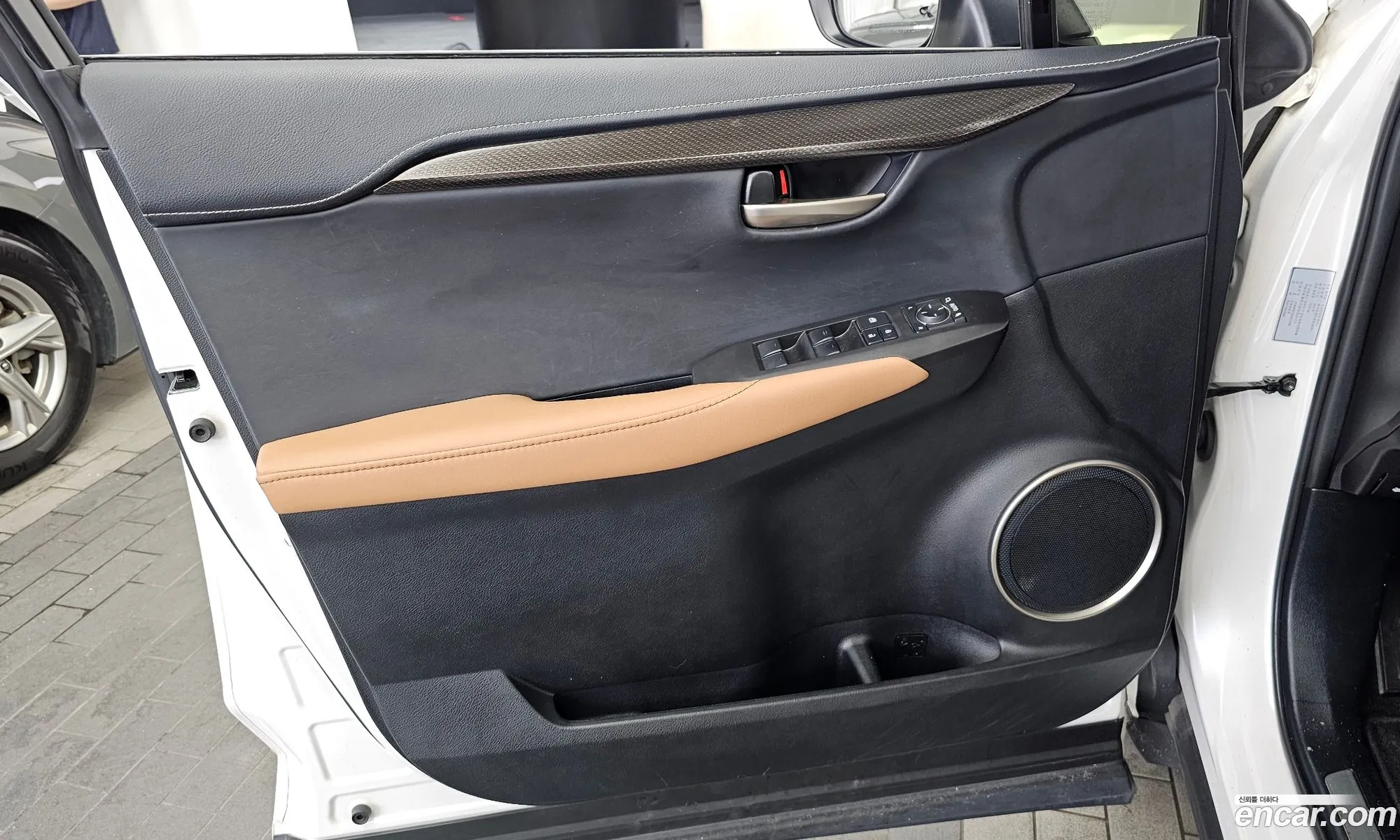 Lexus NX300h 2017 JTJBJRBZ3H2073169 — 26