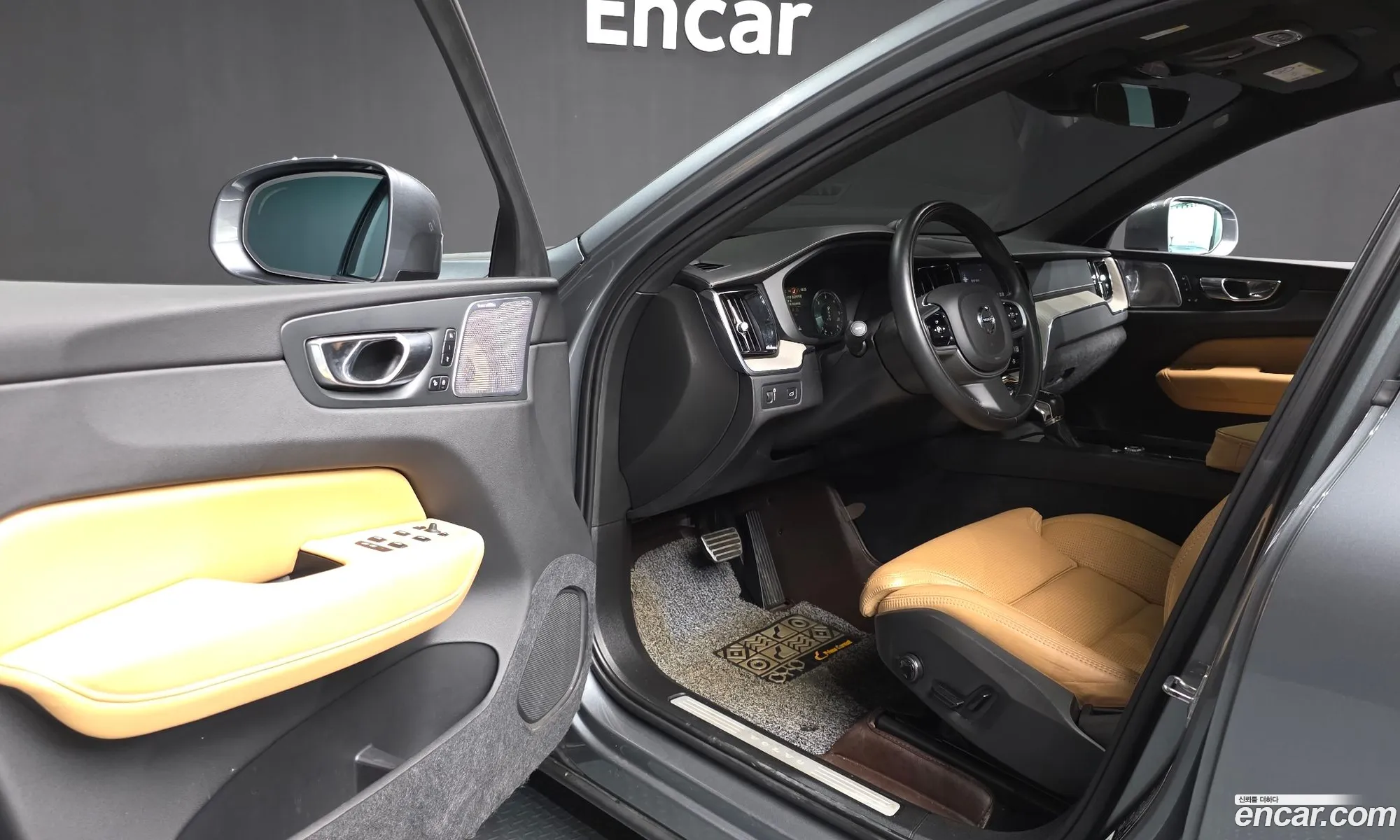 Volvo XC60 2019 YV1UZ68TCK1314464 — 9