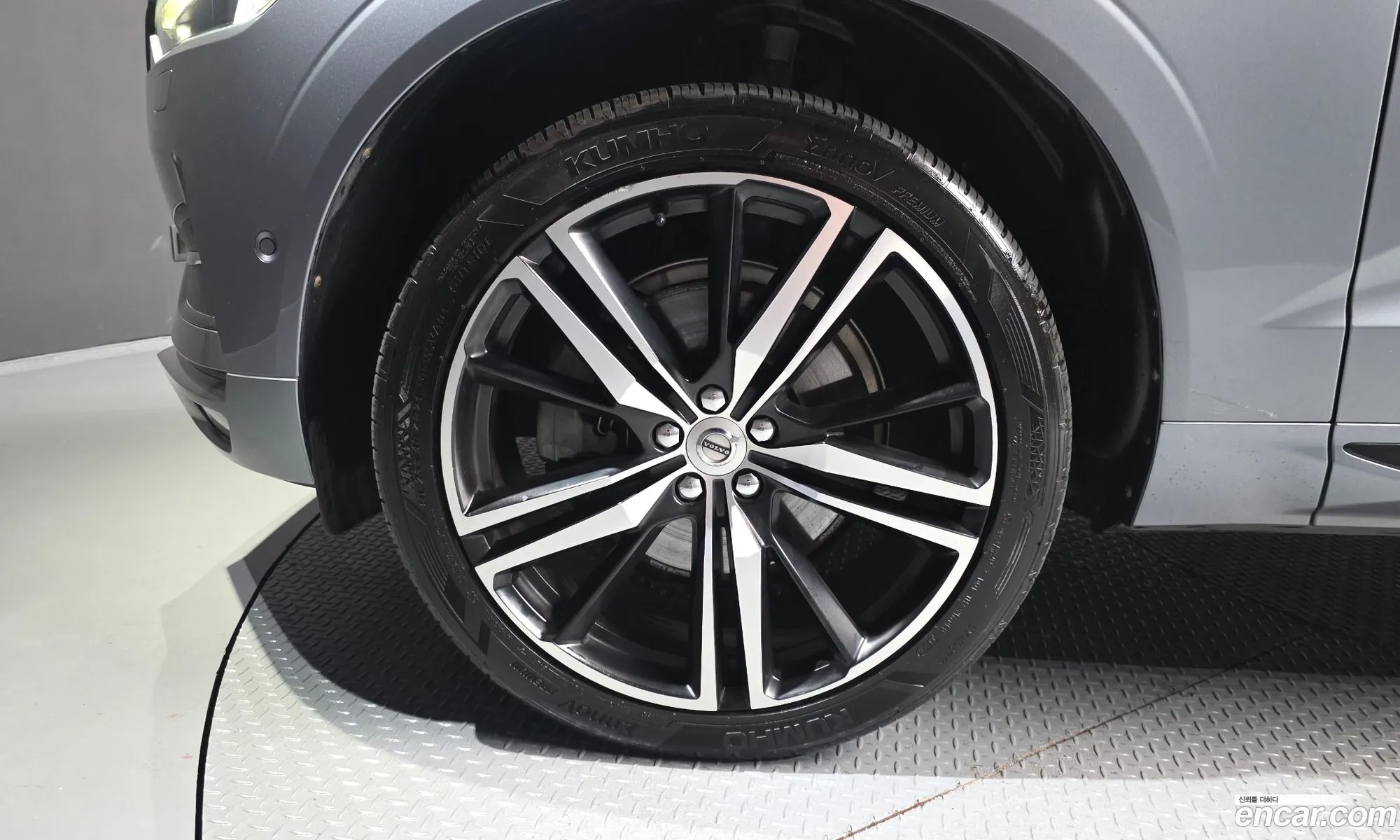 Volvo XC60 2019 YV1UZ68TCK1314464 — 5