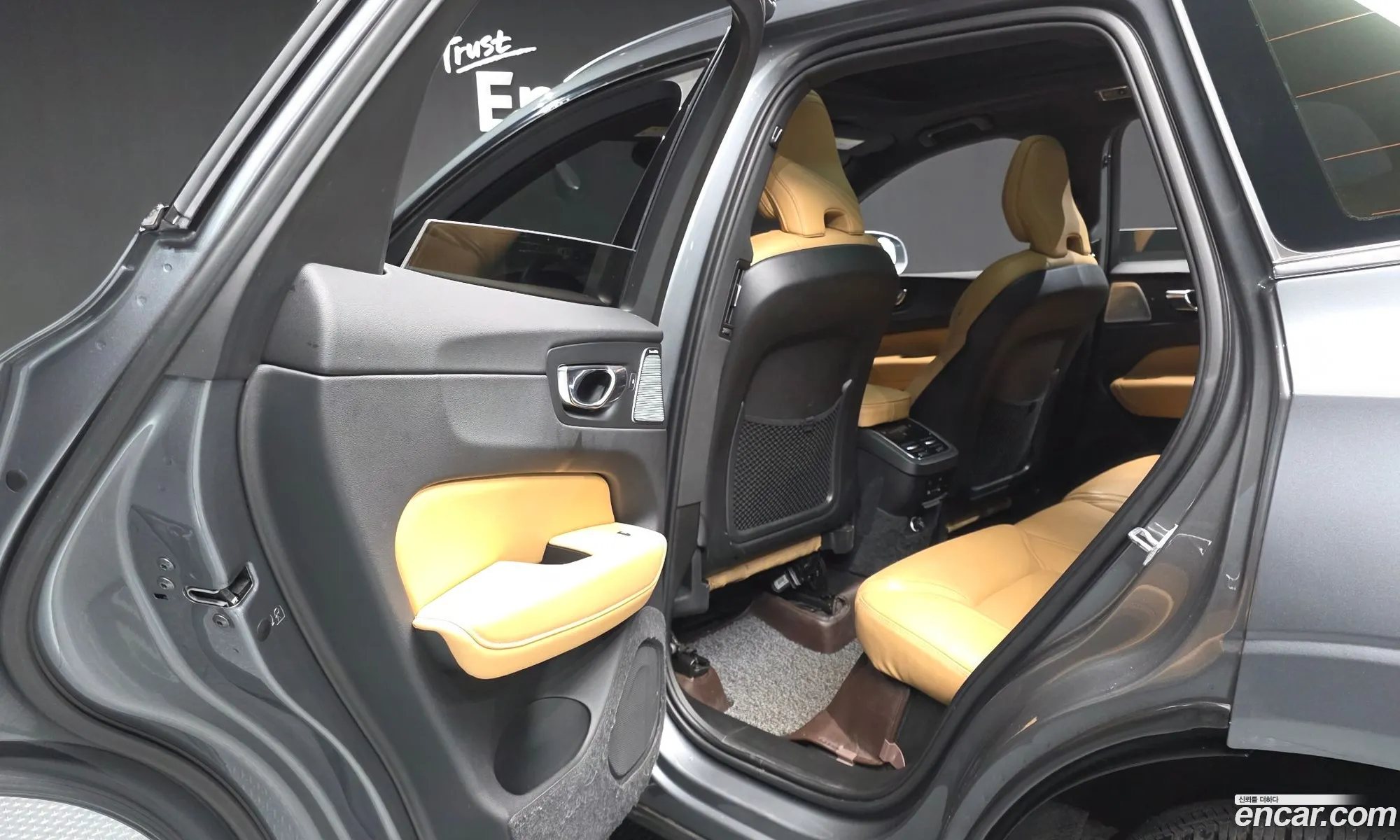 Volvo XC60 2019 YV1UZ68TCK1314464 — 18