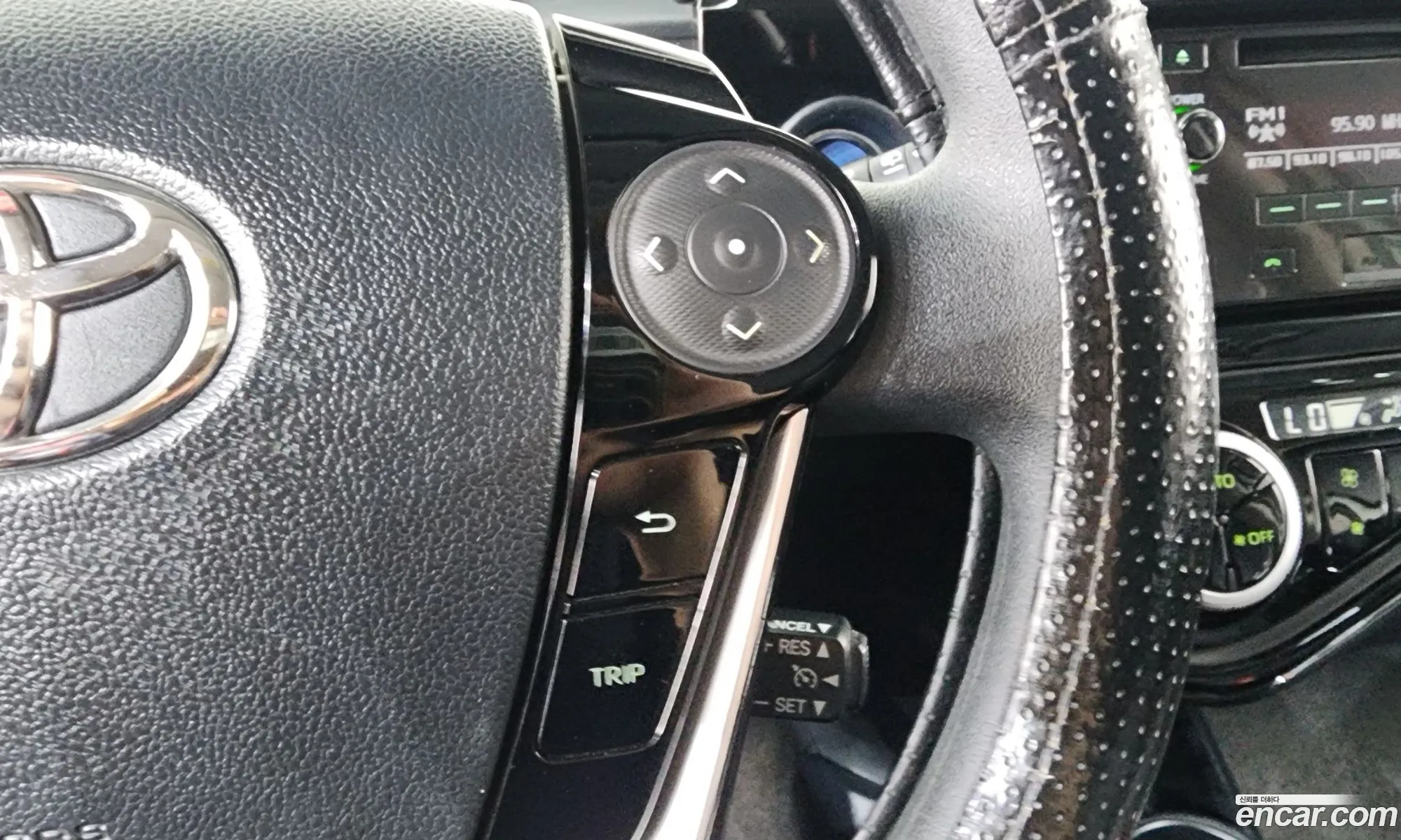 Toyota Prius C 2018 JTDKDTB31J1609678 — 17