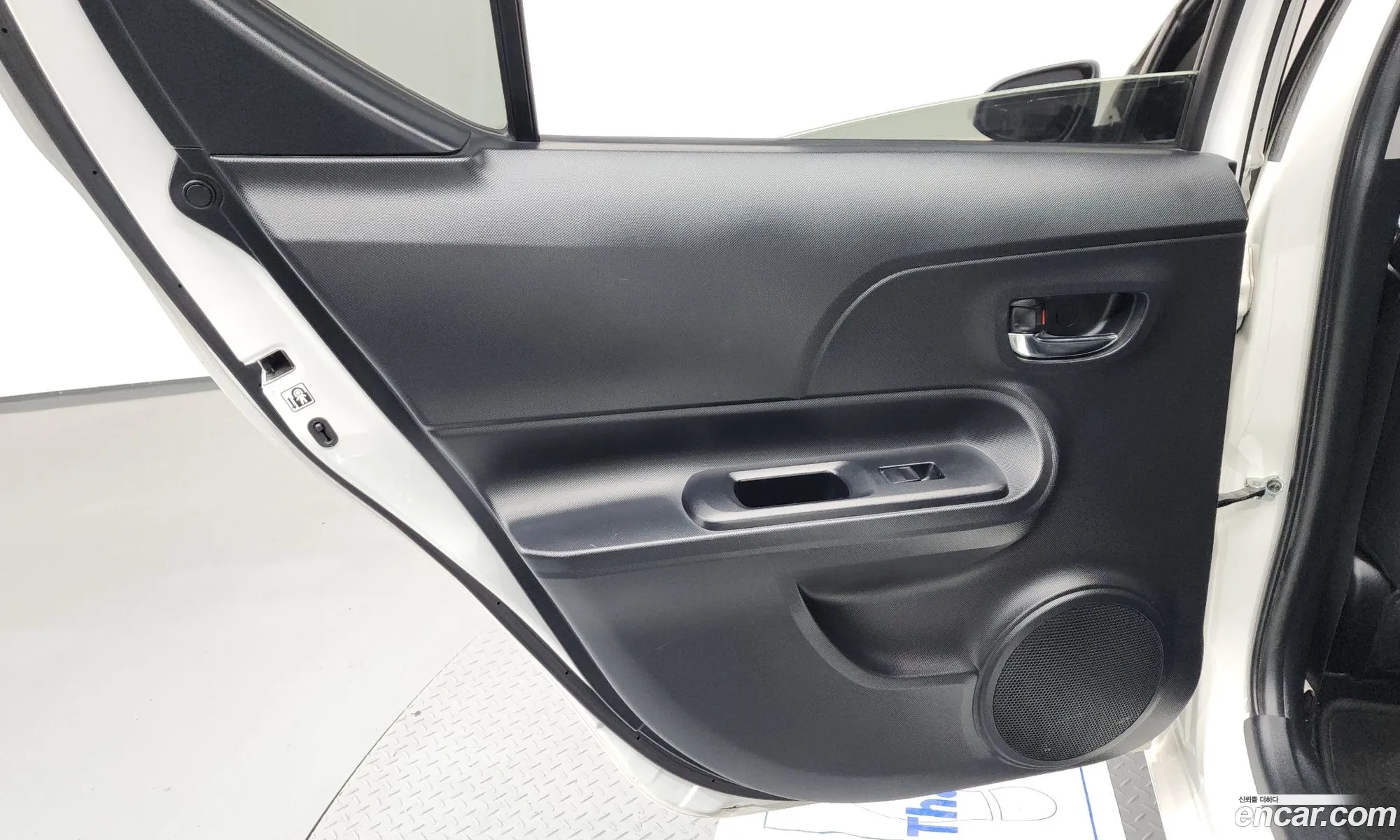 Toyota Prius C 2018 JTDKDTB31J1609678 — 9