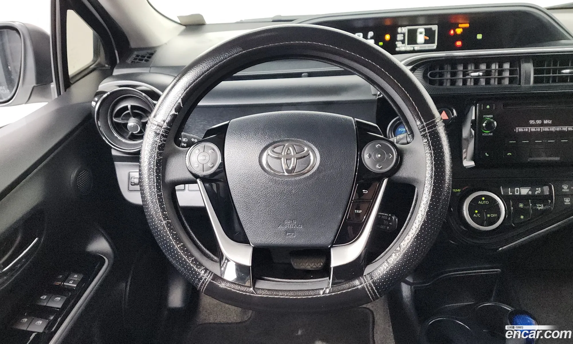 Toyota Prius C 2018 JTDKDTB31J1609678 — 15