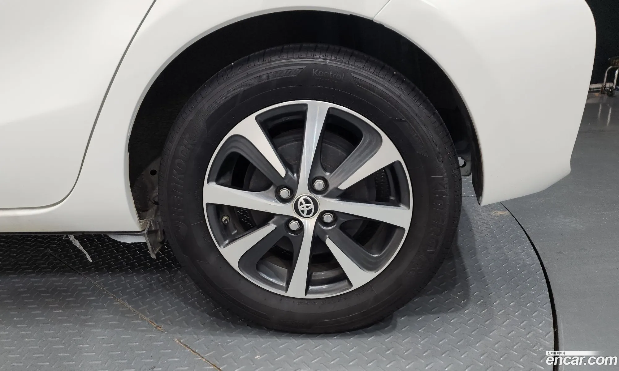 Toyota Prius C 2018 JTDKDTB31J1609678 — 25