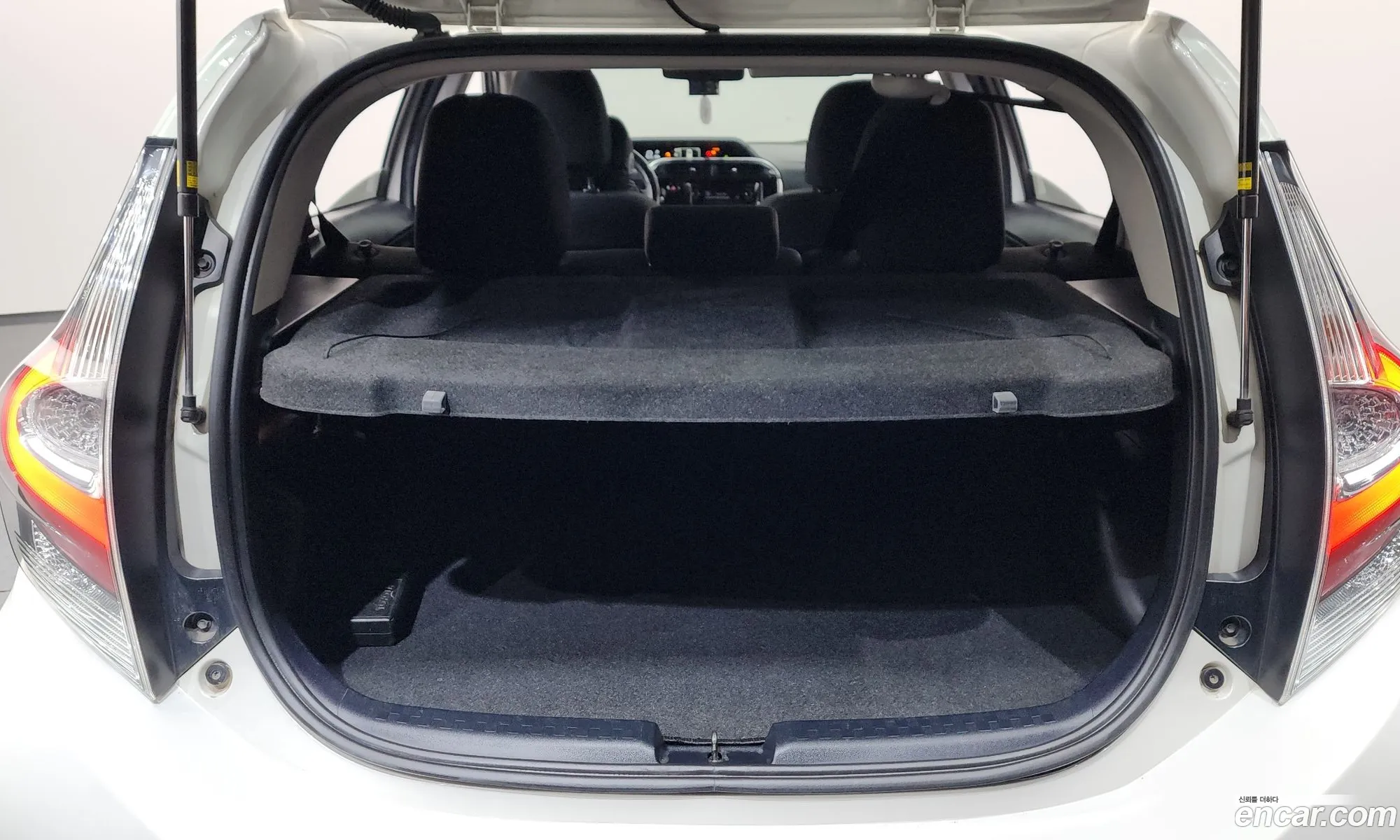 Toyota Prius C 2018 JTDKDTB31J1609678 — 13