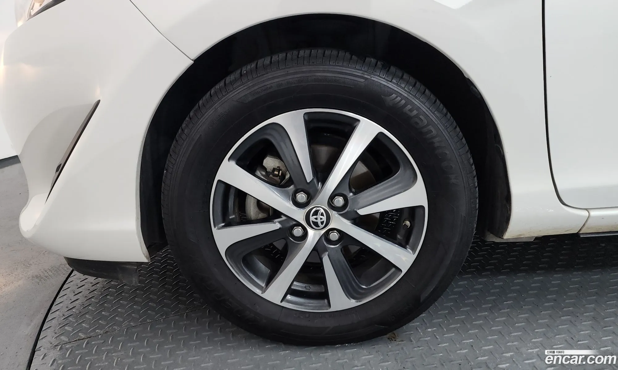 Toyota Prius C 2018 JTDKDTB31J1609678 — 3