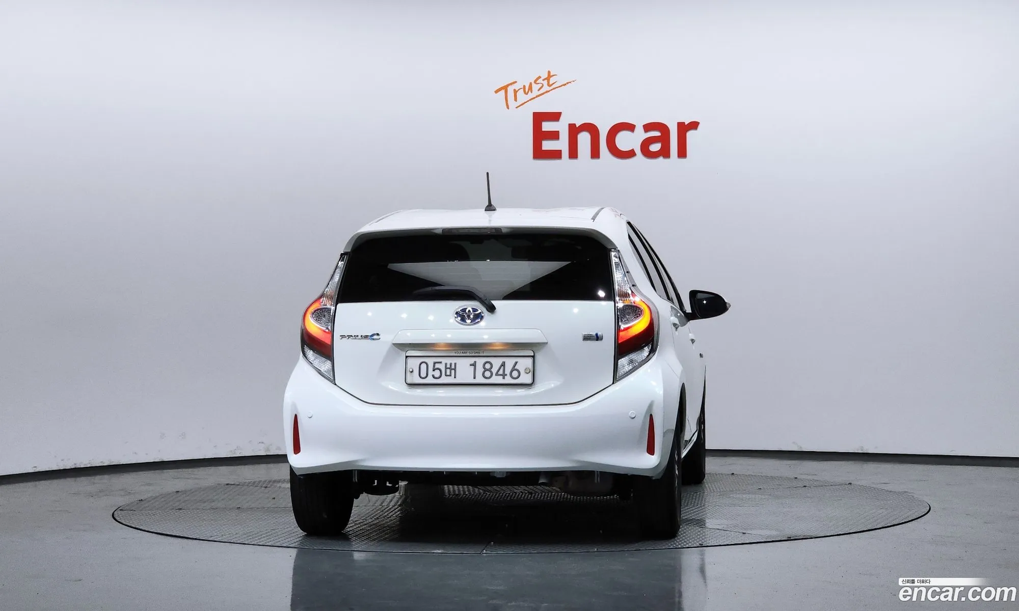 Toyota Prius C 2018 JTDKDTB31J1609678 — 11
