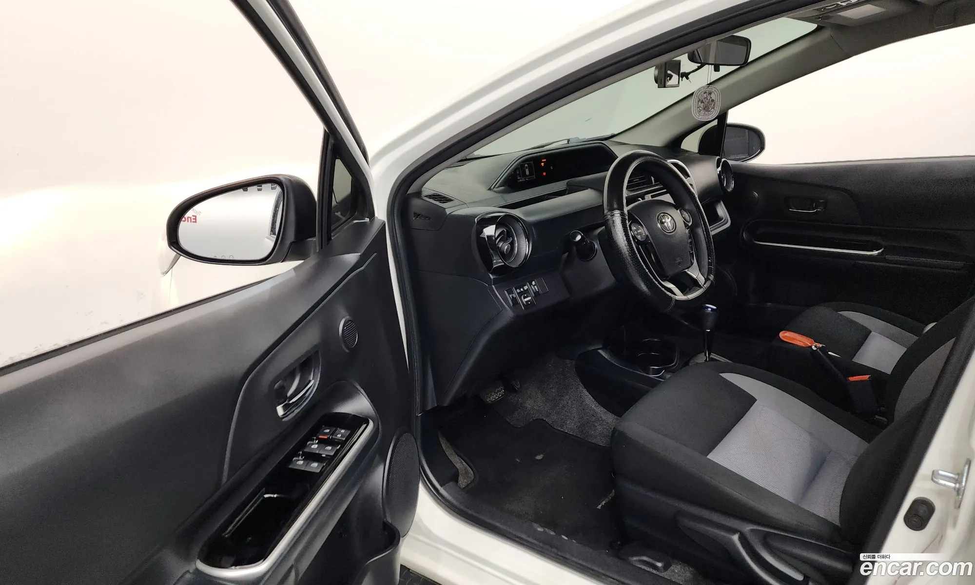 Toyota Prius C 2018 JTDKDTB31J1609678 — 10