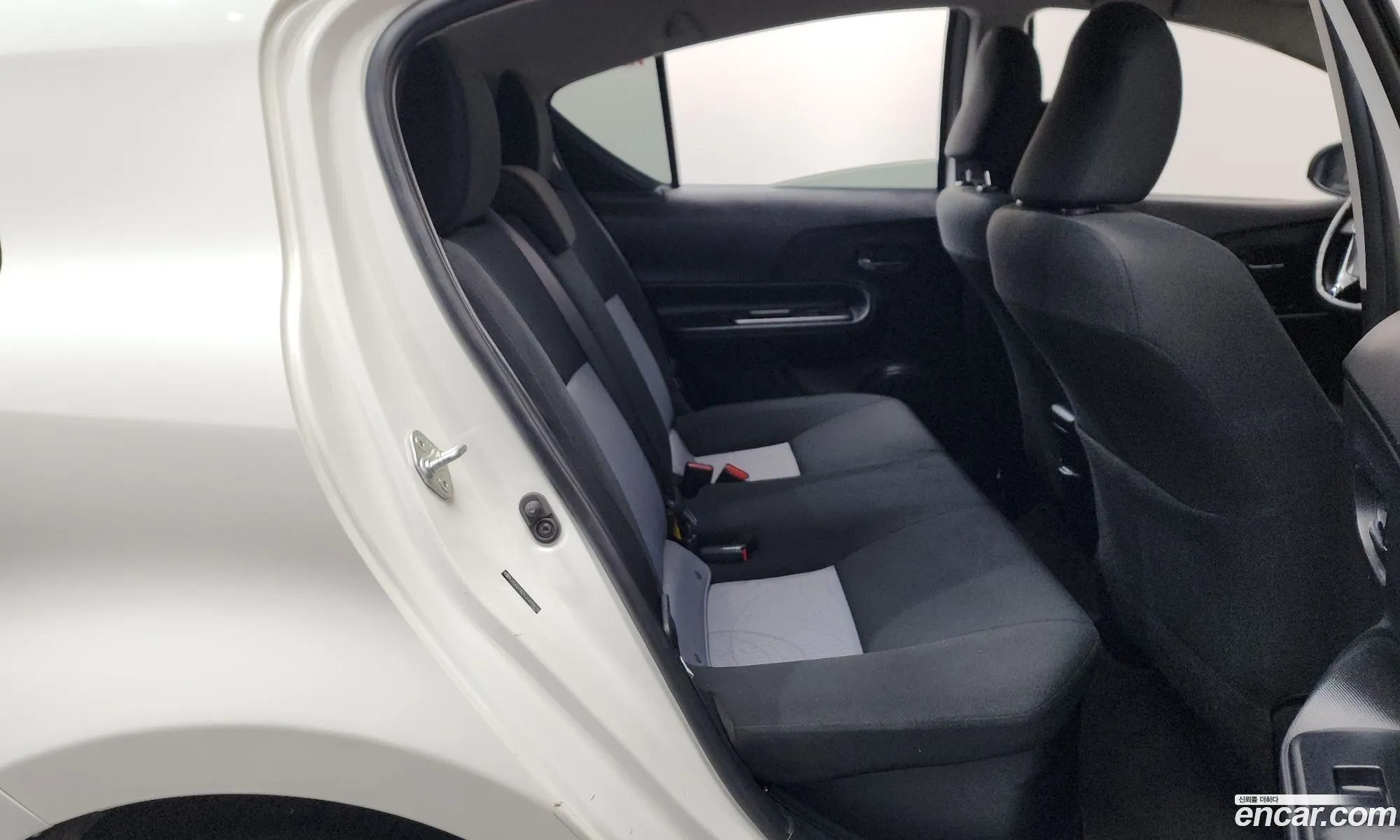 Toyota Prius C 2018 JTDKDTB31J1609678 — 18