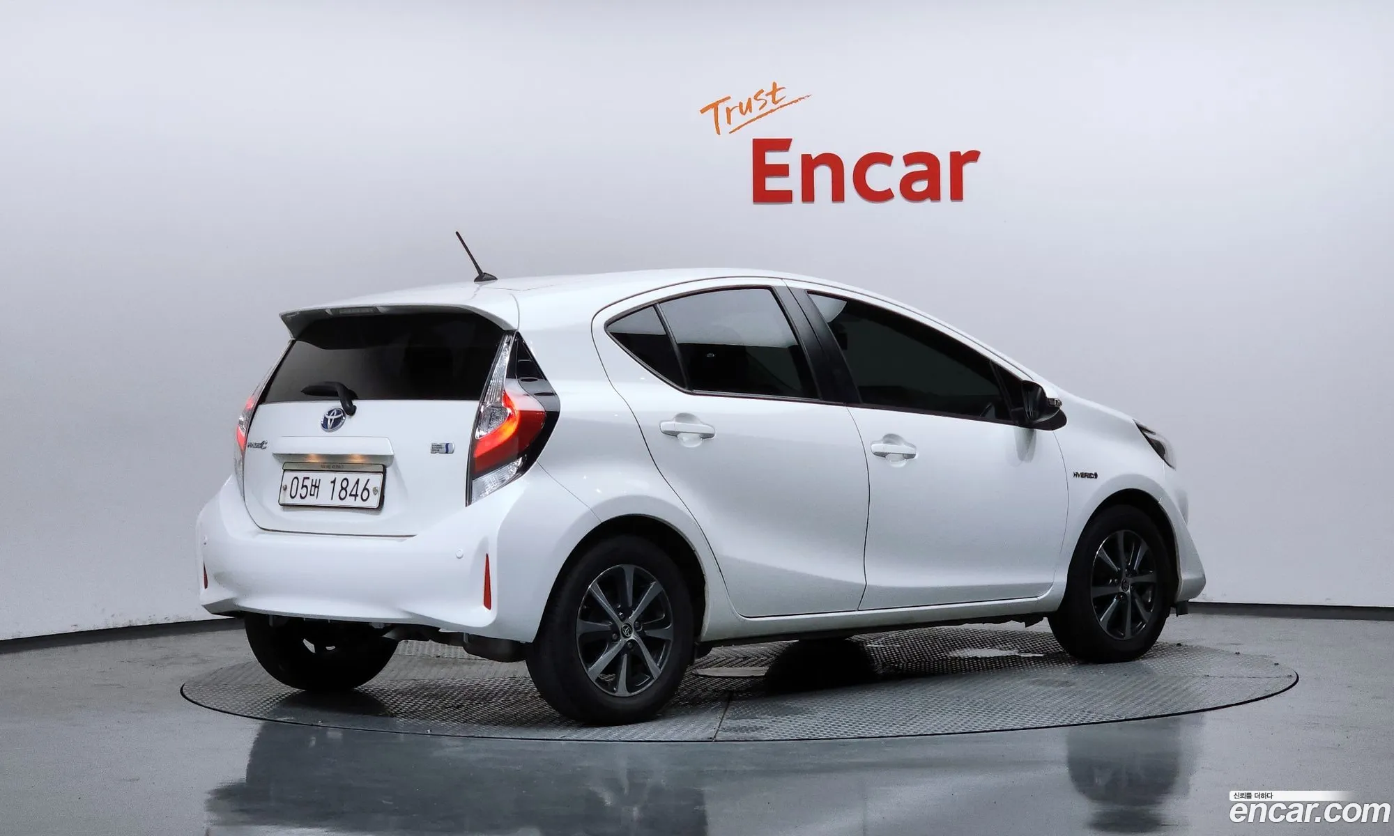 Toyota Prius C 2018 JTDKDTB31J1609678 — 8