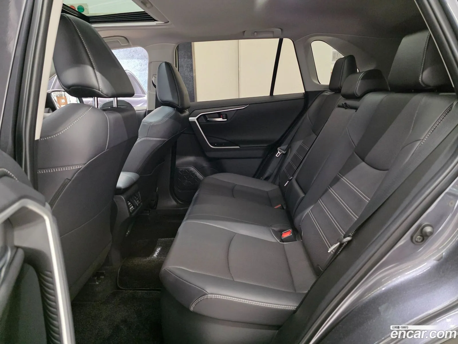 Toyota RAV4 2025 — 4