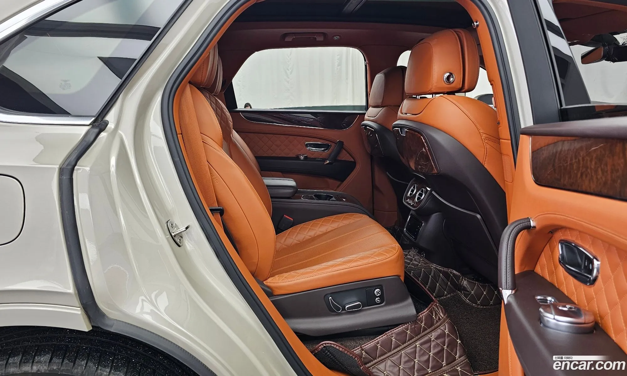 Bentley Bentayga 2018 SJAAC14V2JC020095 — 9