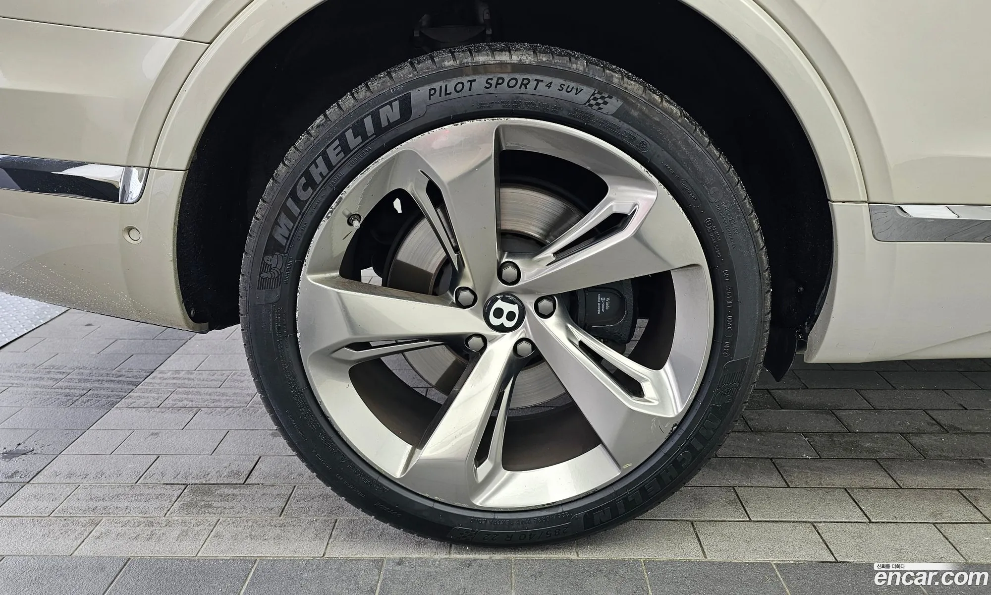 Bentley Bentayga 2018 SJAAC14V2JC020095 — 14