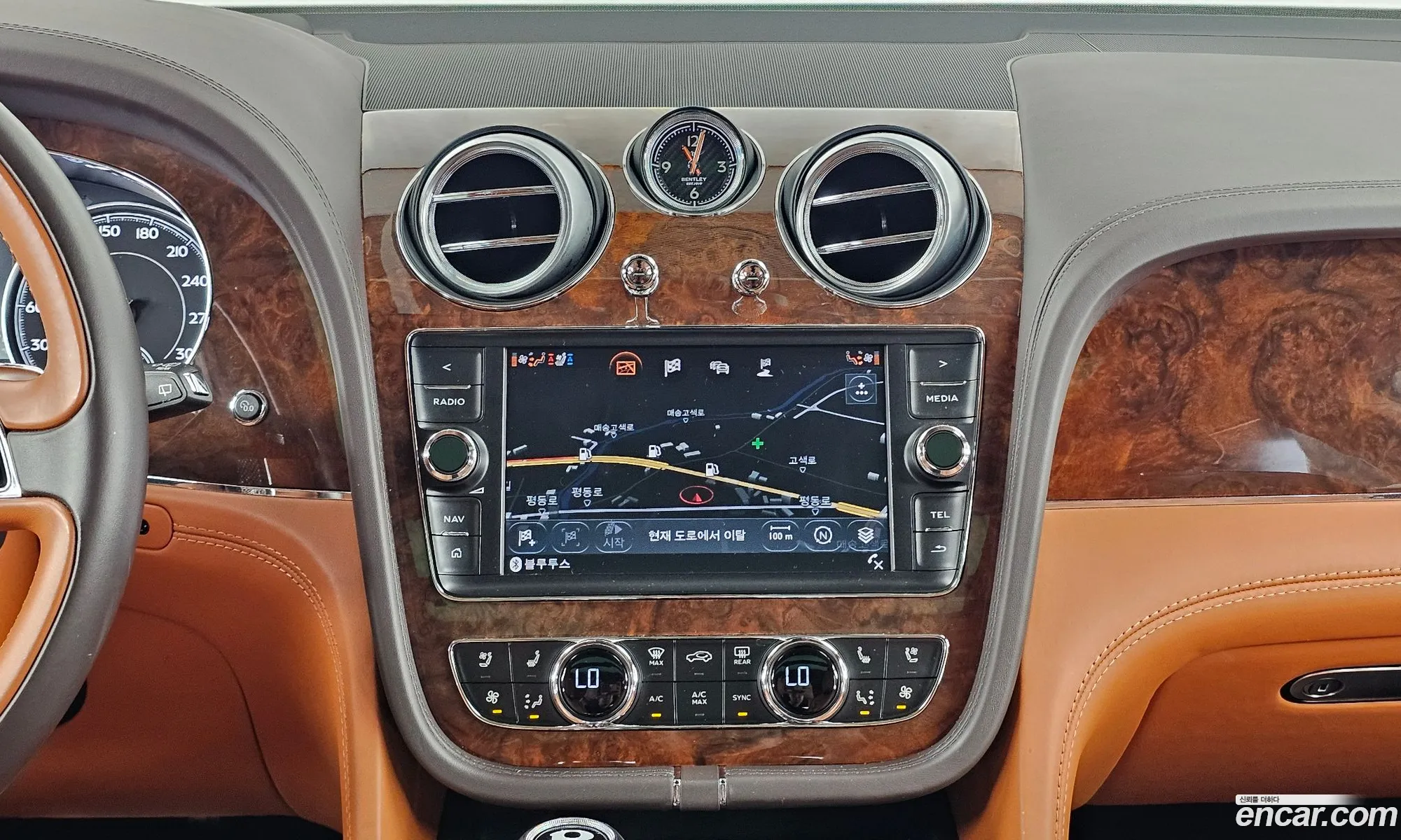 Bentley Bentayga 2018 SJAAC14V2JC020095 — 4