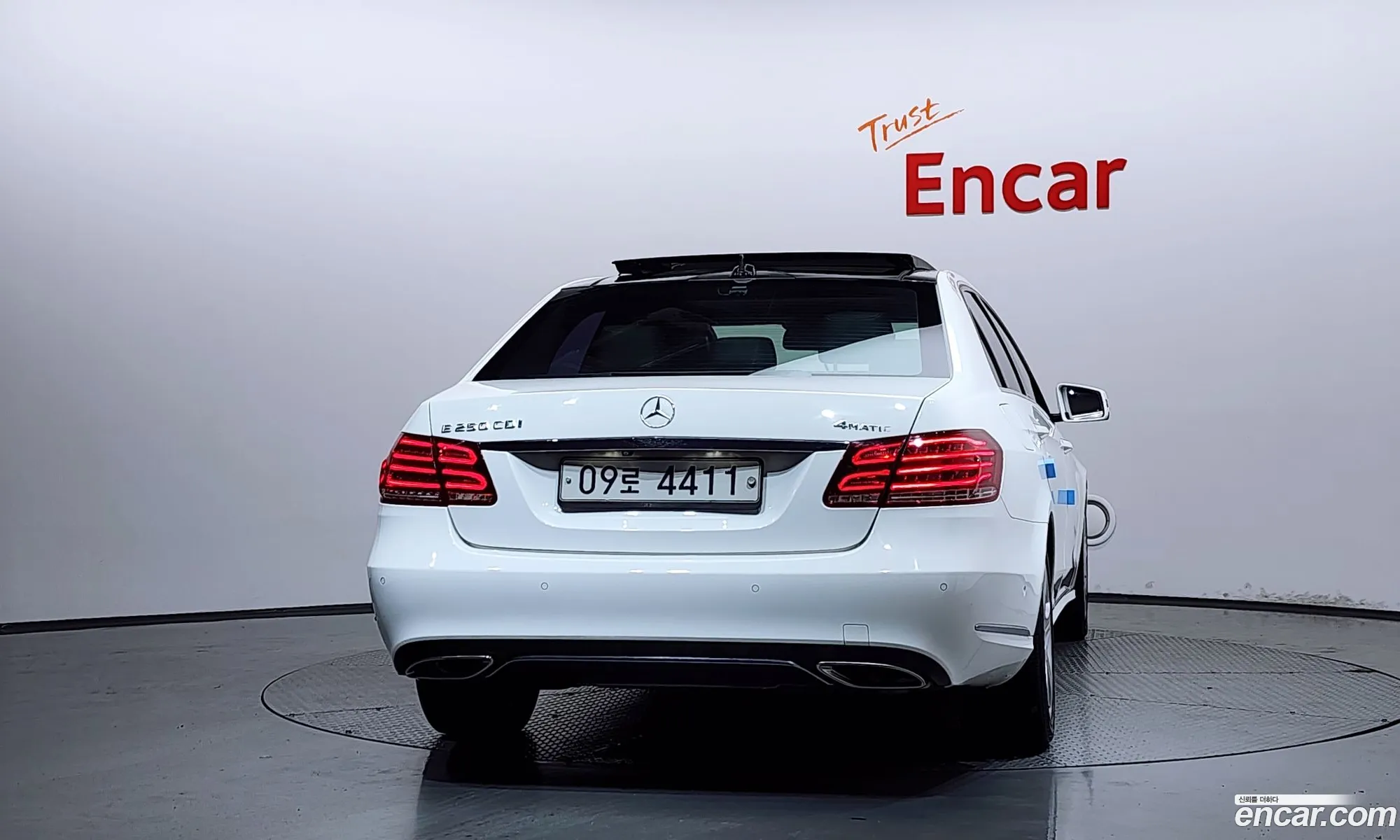 Mercedes-Benz E-Class W212 2014 WDDHF8CB9EB010959 — 12