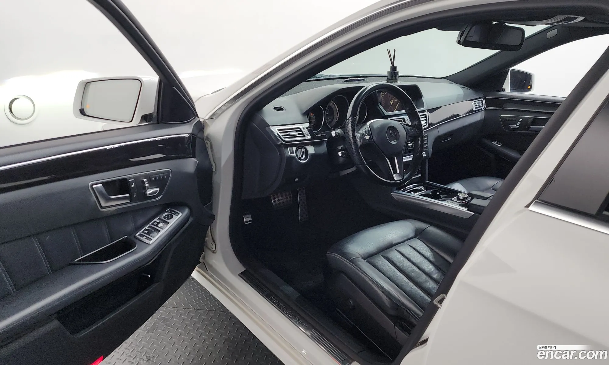 Mercedes-Benz E-Class W212 2014 WDDHF8CB9EB010959 — 16