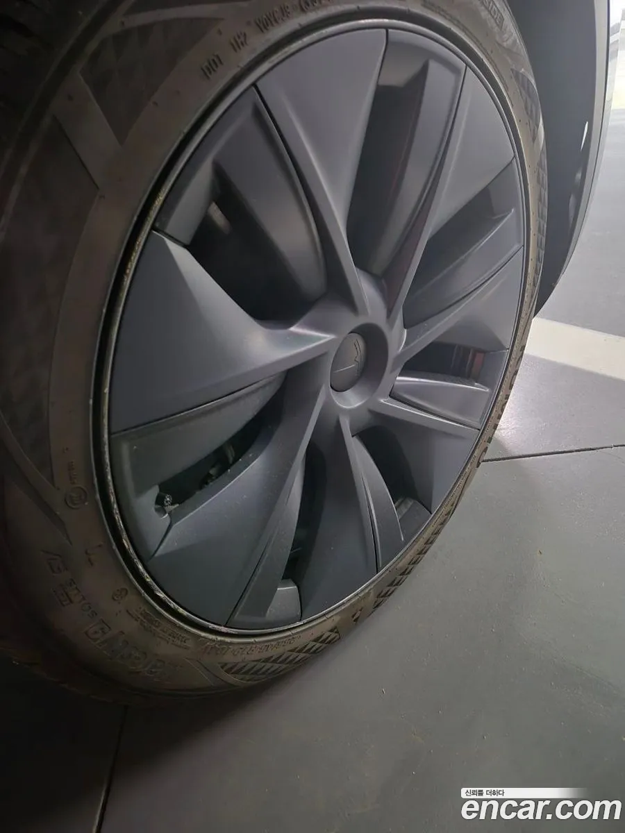 Tesla Model Y 2025 — 4