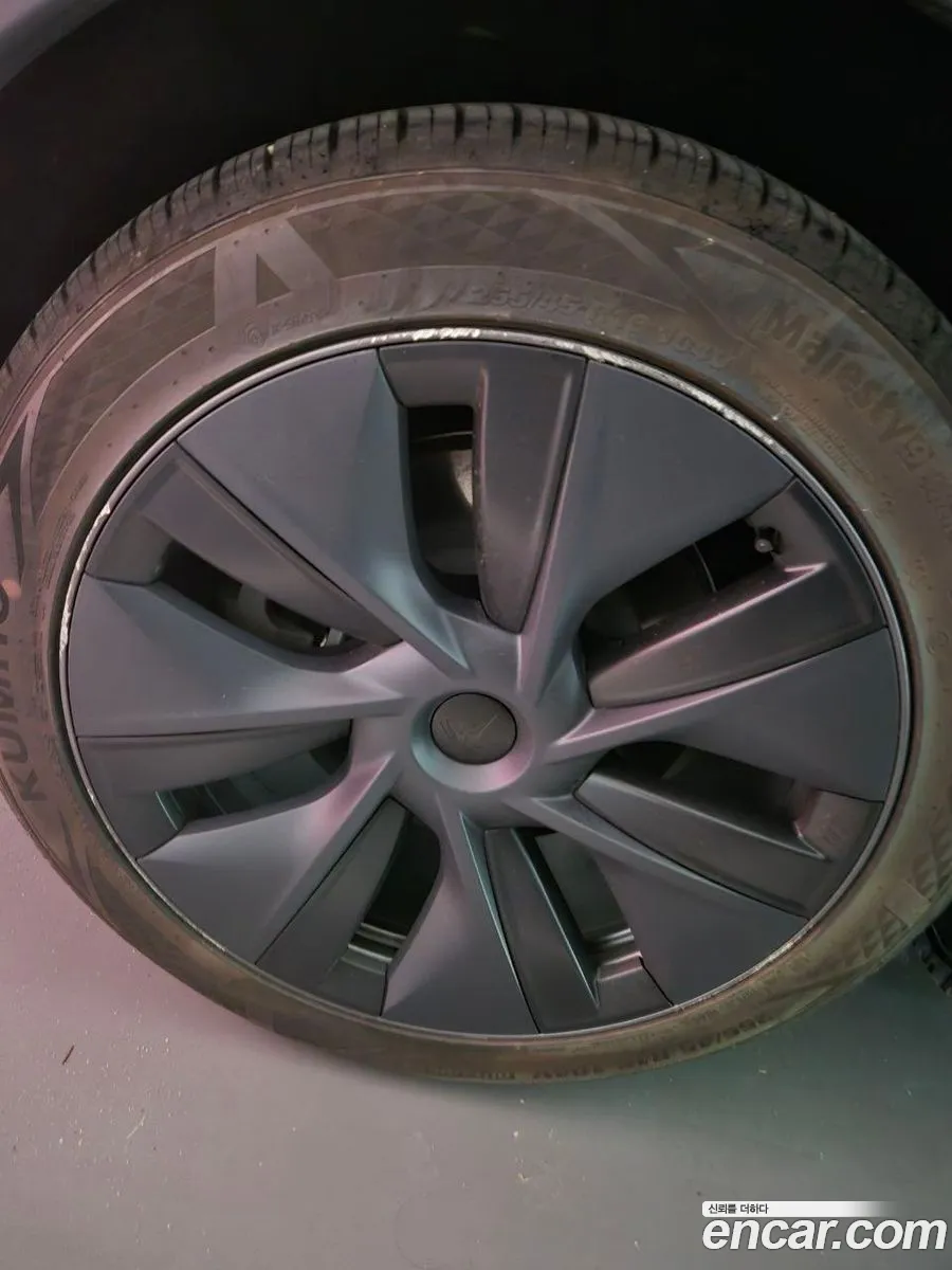 Tesla Model Y 2025 — 3