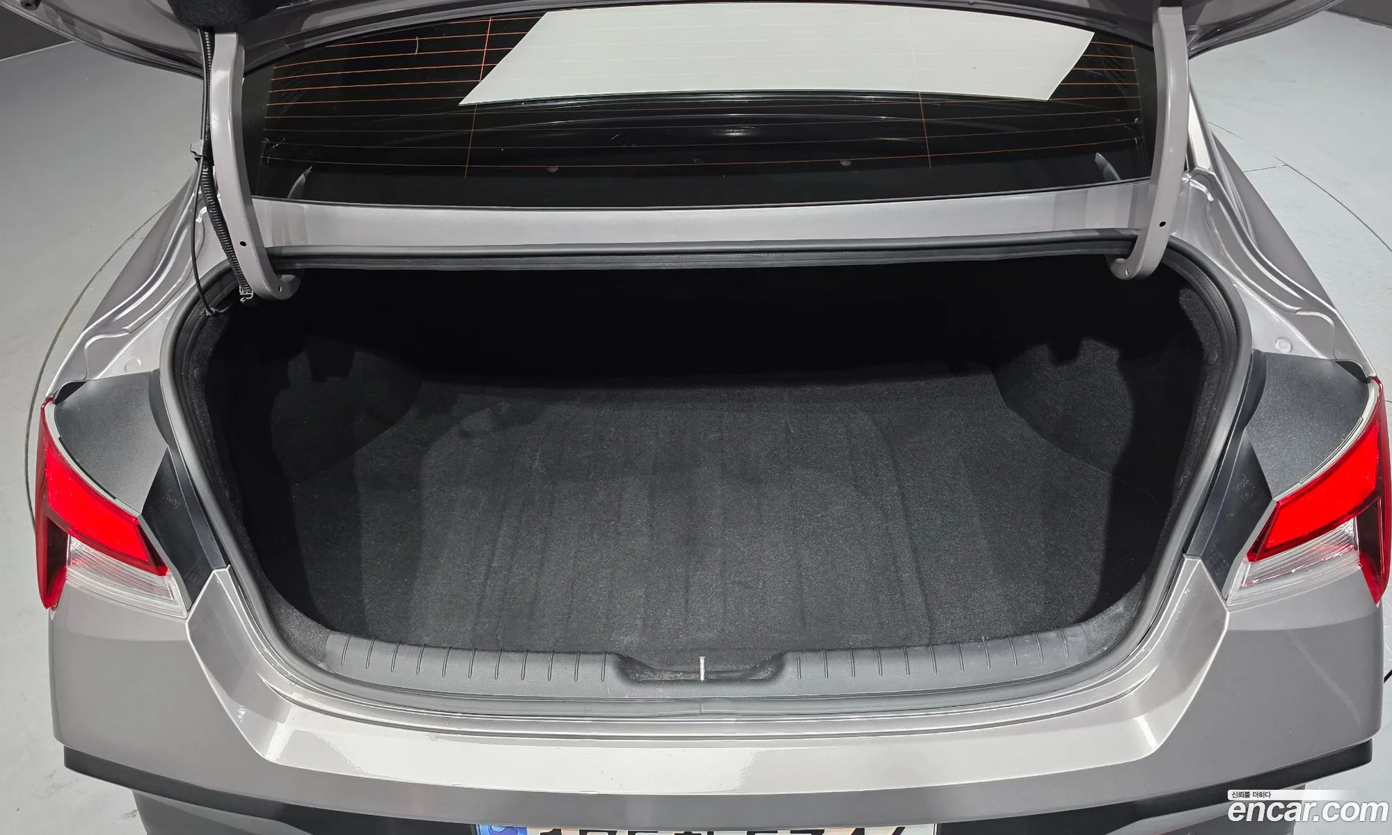 Hyundai Elantra Hybrid 2023 — 16