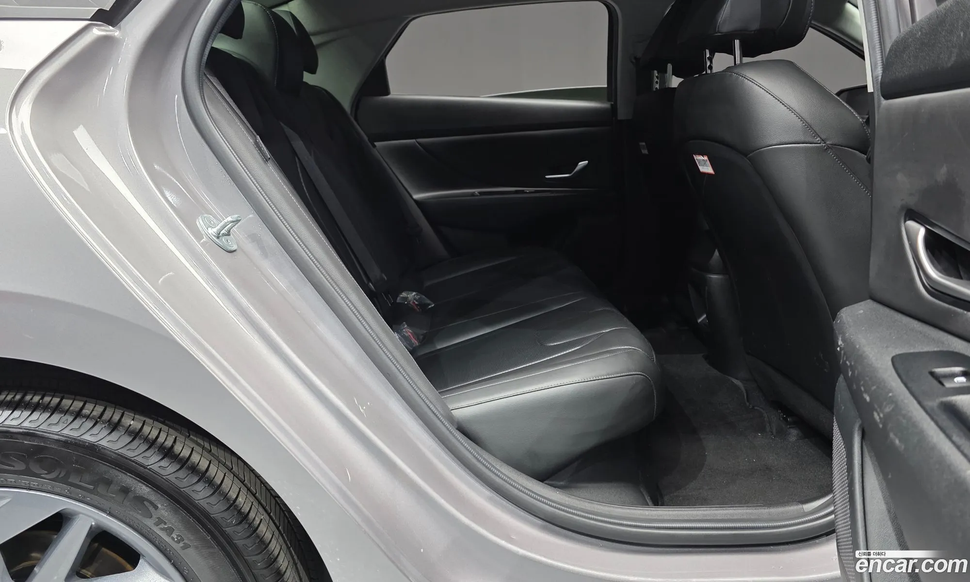 Hyundai Elantra Hybrid 2023 — 17