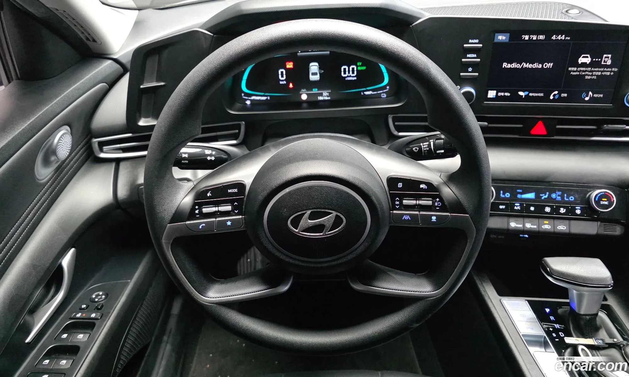 Hyundai Elantra Hybrid 2023 — 10