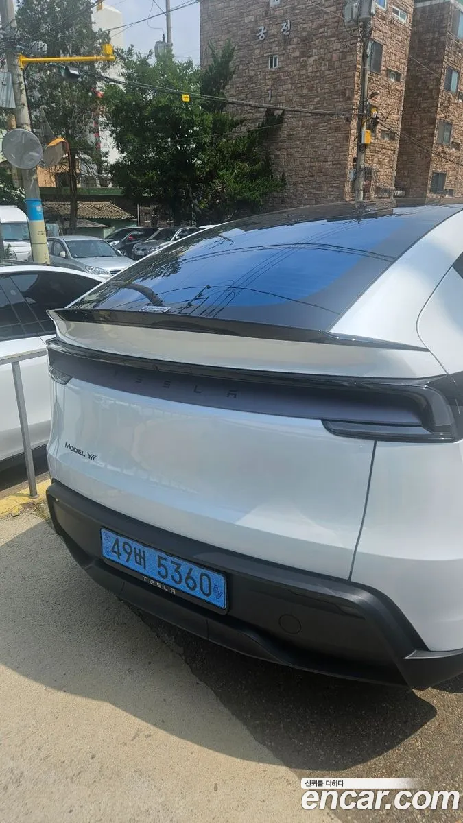 Tesla Model Y 2026 — 9