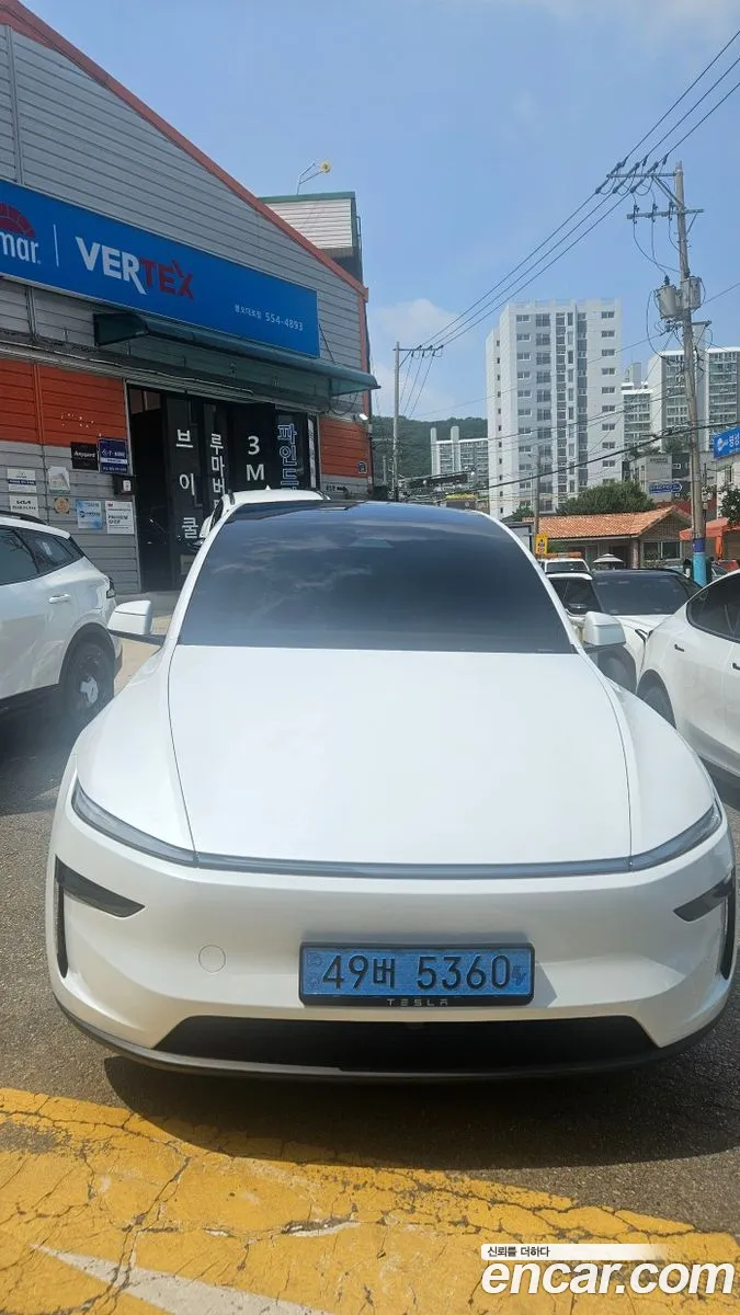 Tesla Model Y 2026 — 12