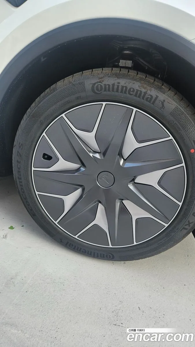 Tesla Model Y 2026 — 8
