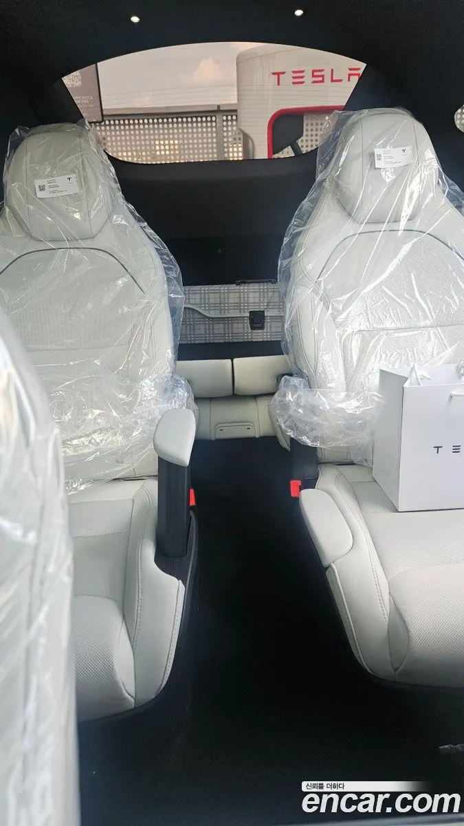 Tesla Model Y 2026 — 5