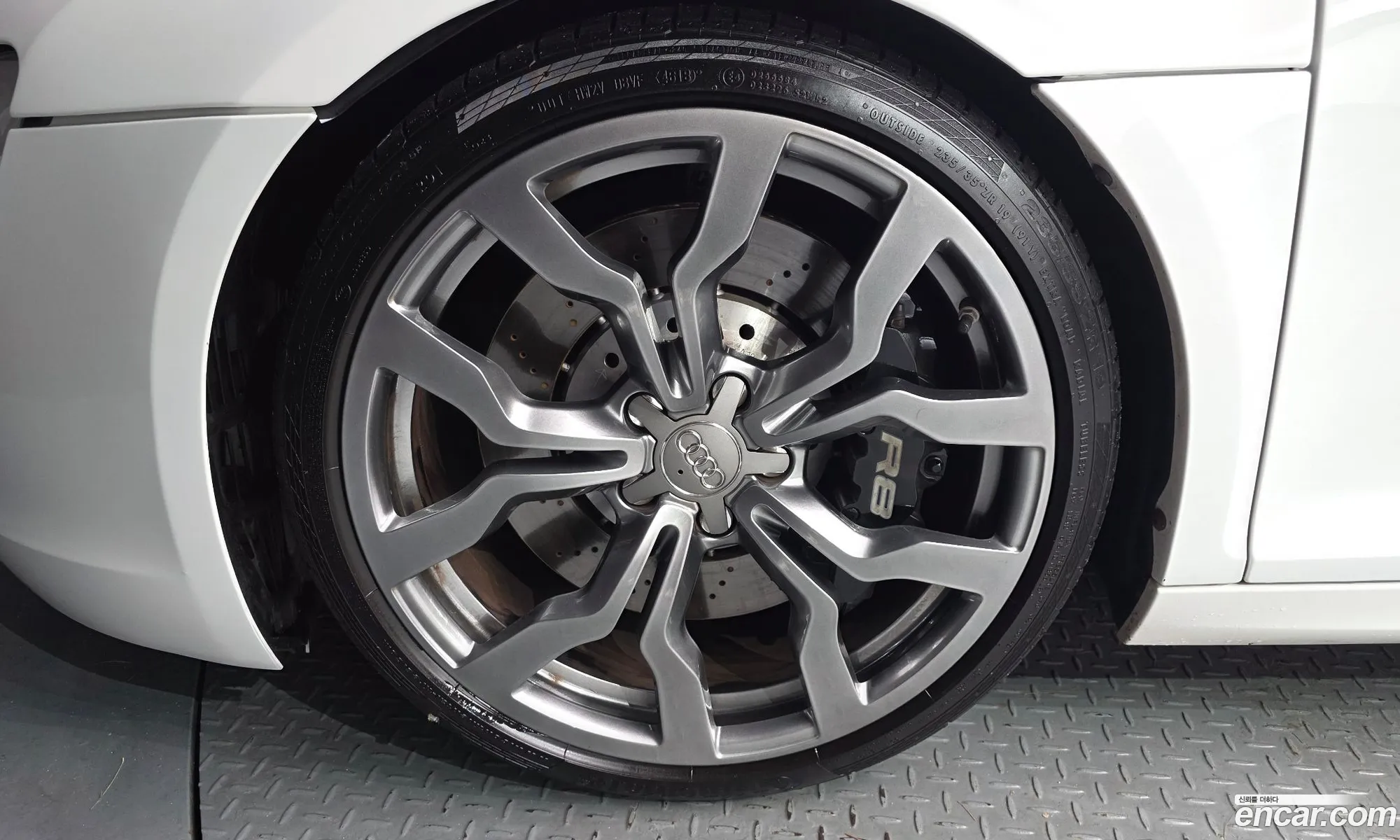 Audi R8 2012 WUAZZZ42XCN000241 — 19