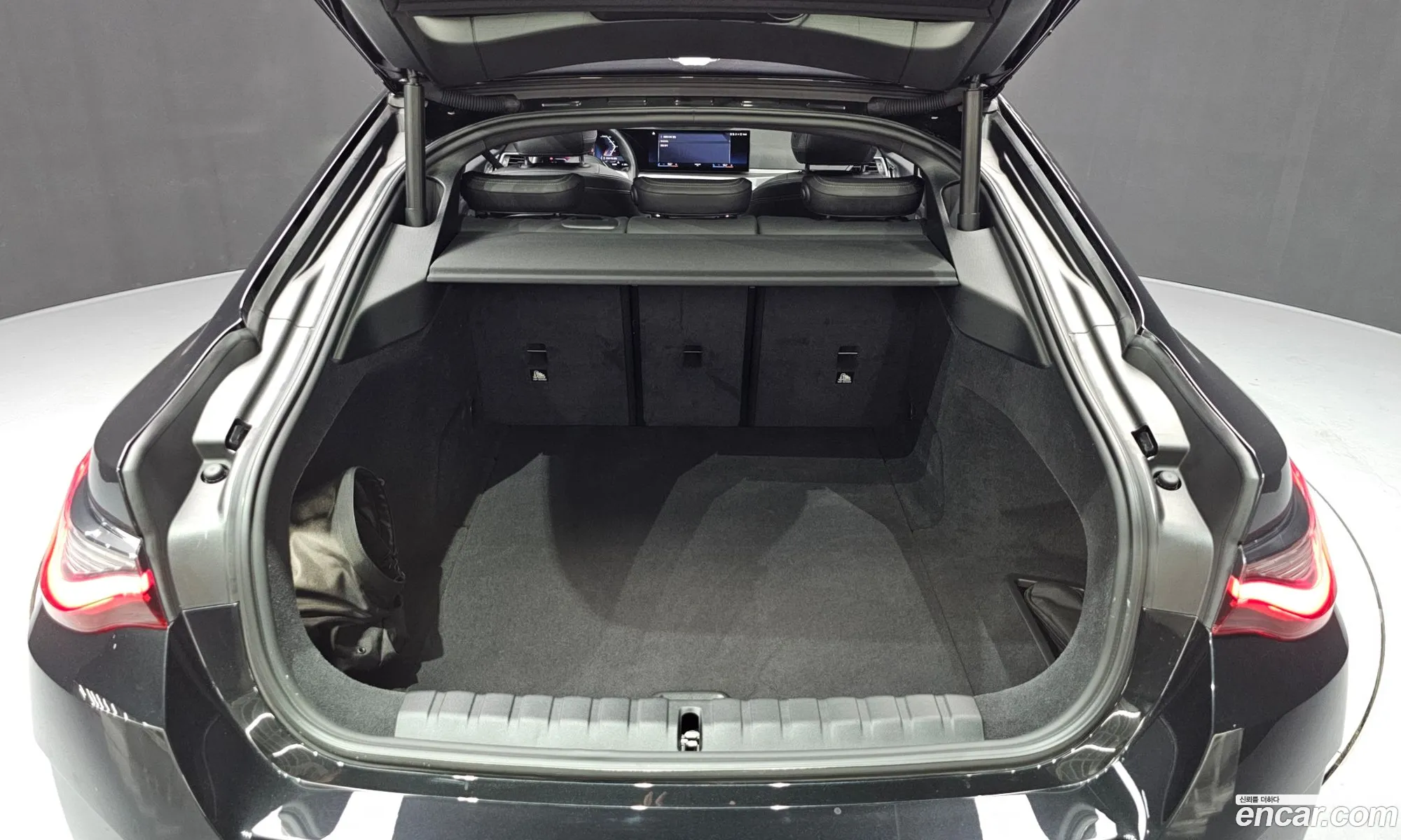 BMW i4 2023 WBY71AW02RFR47476 — 7