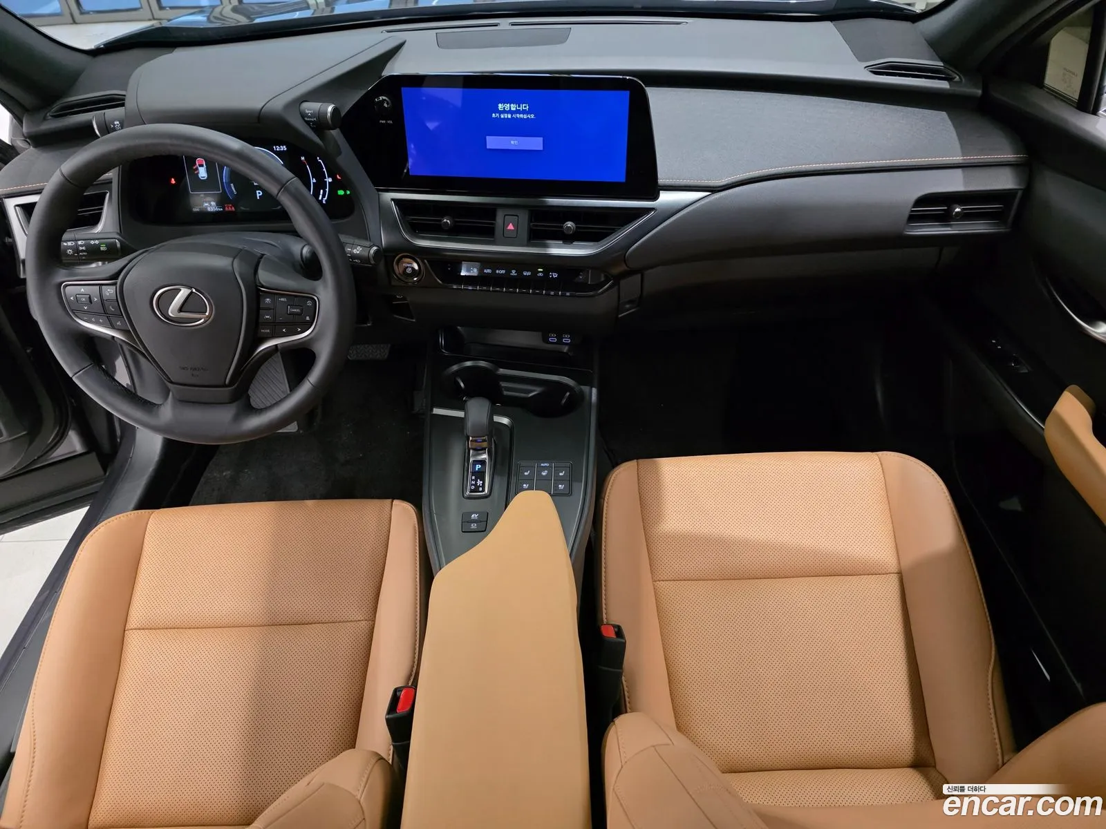 Lexus UX300h 2025 — 2