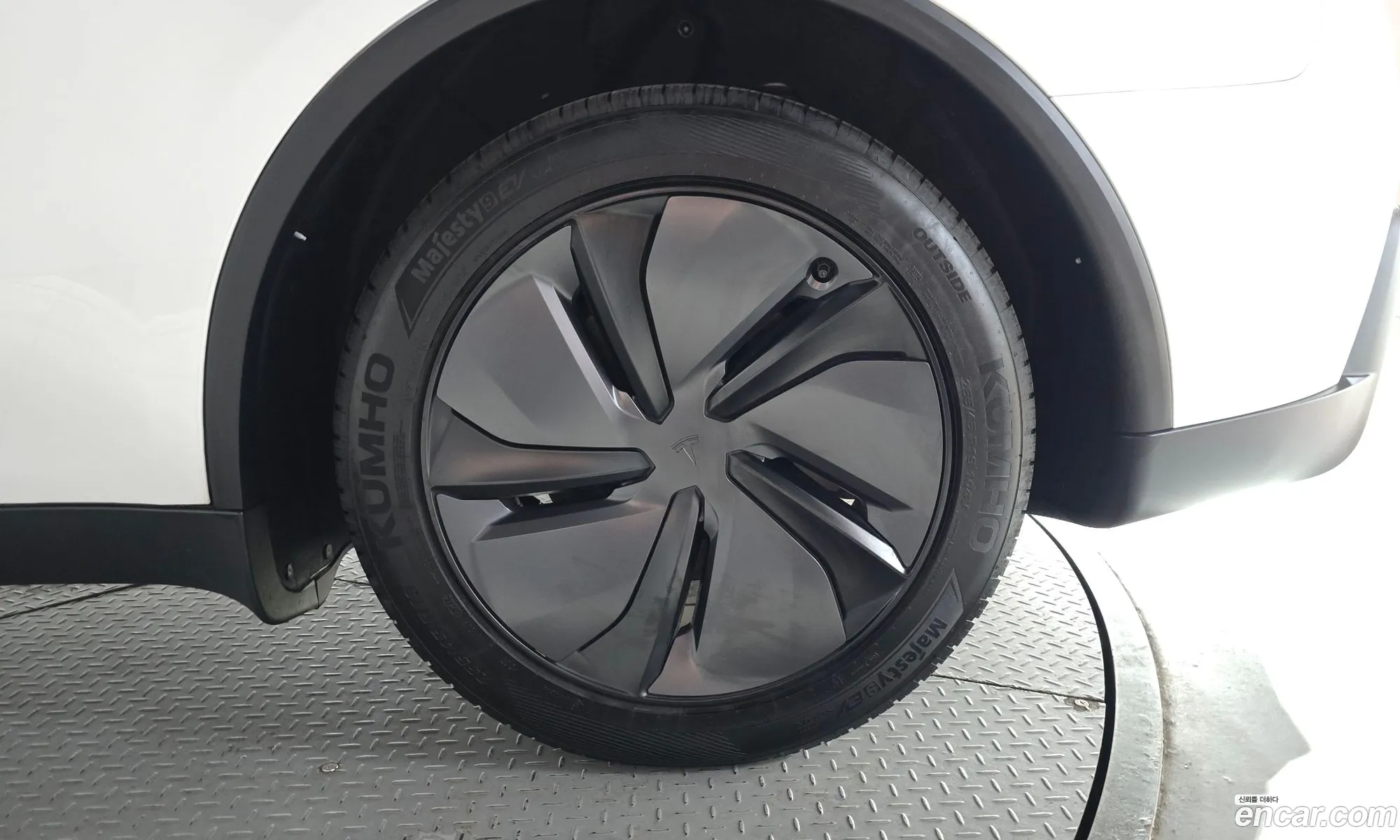 Tesla Model Y 2026 — 32