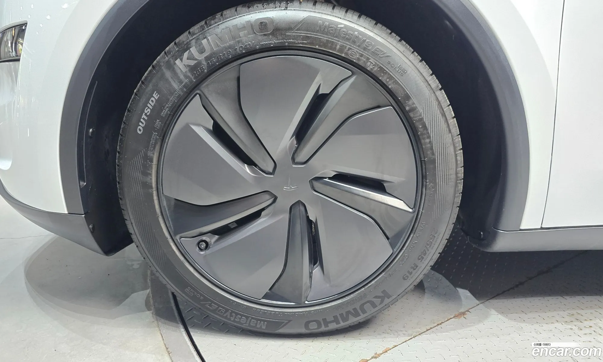 Tesla Model Y 2026 — 17