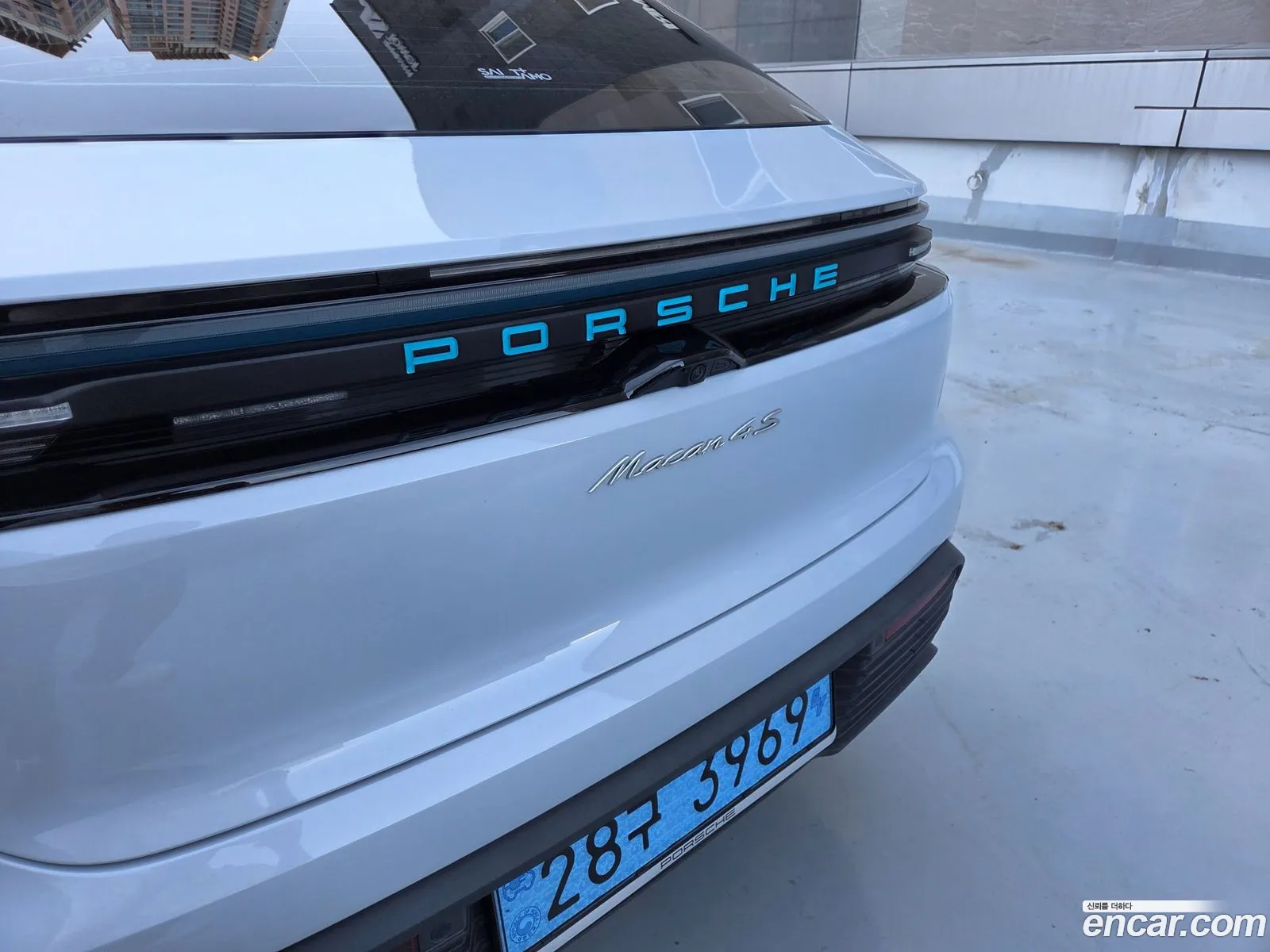 Porsche Macan EV
