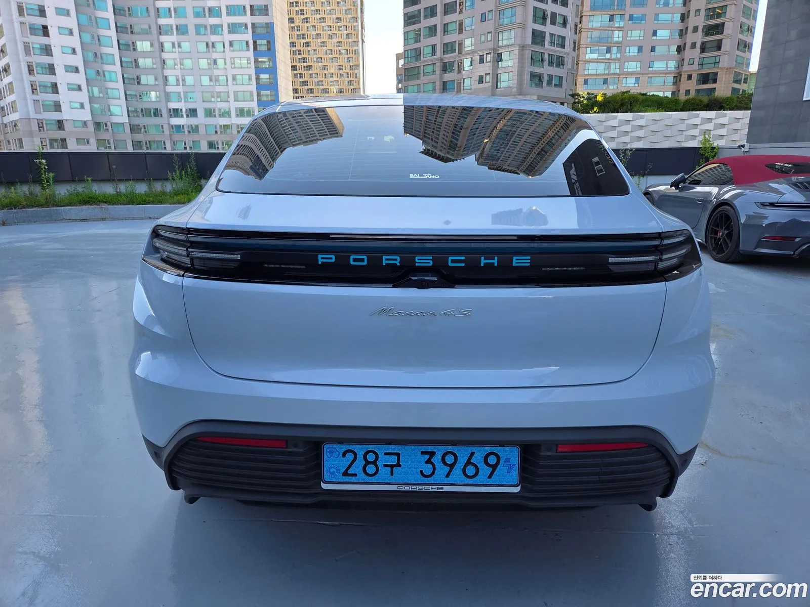 Porsche Macan EV