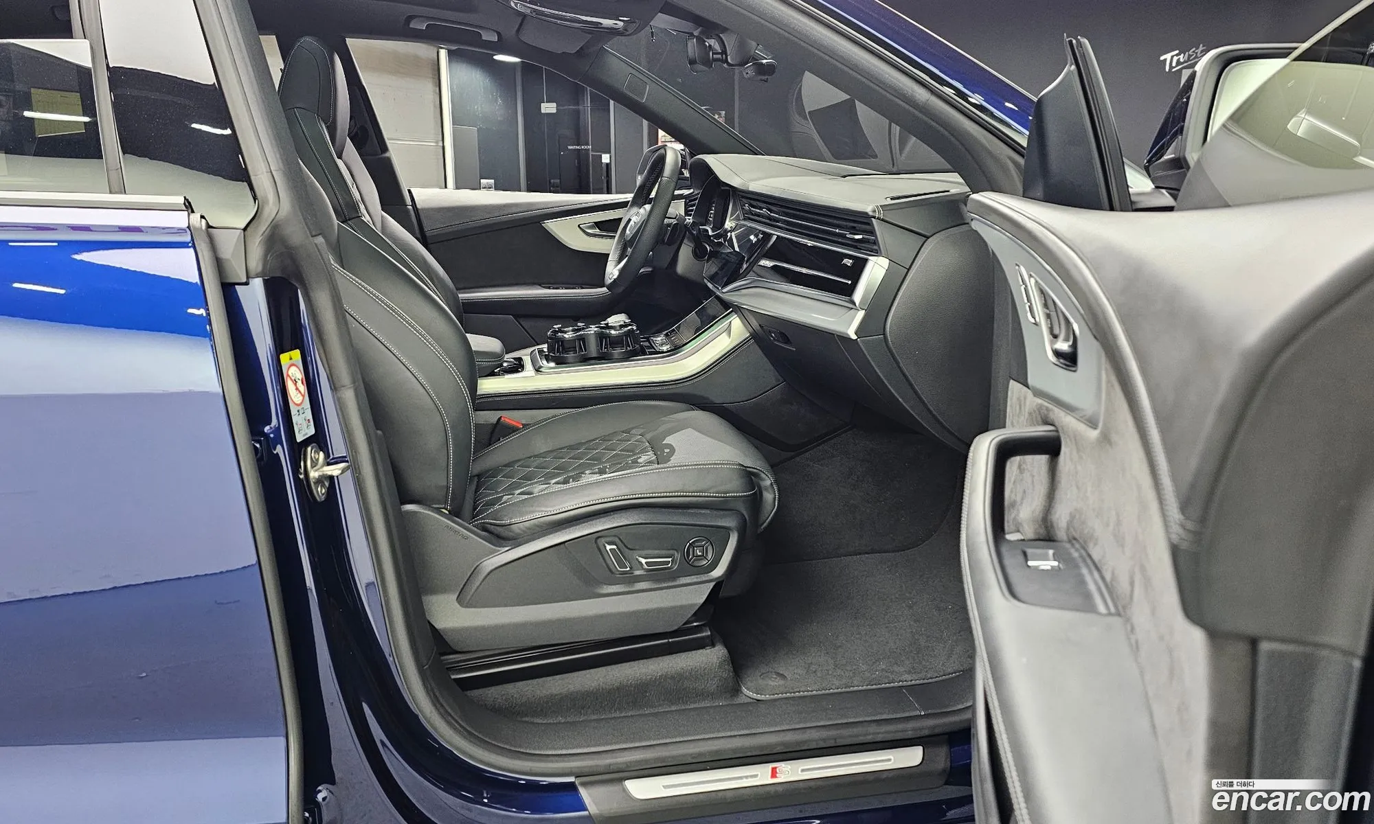 Audi Q8 2022 WAUZZZF18ND027753 — 19